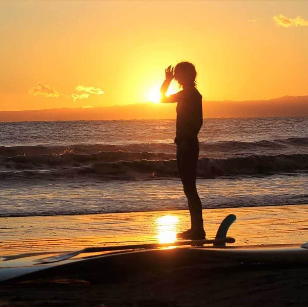 長谷川理恵さんのインスタグラム写真 - (長谷川理恵Instagram)「2020年ありがとうございました。 口凍えるくらい寒かったけど 海さんの上で禊？ 浄化させていただきました。 まるで絵画のような空に感動して、ボードの上で正座、太陽さんに御礼出来ました。 2021年皆さんに幸あれ！！！  photo by @4rule」12月31日 19時16分 - rie_hasegawa