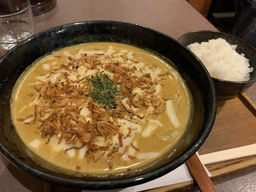 忍成修吾のインスタグラム：「年越しうどん✨ 久しぶりに食べた。『とろとろチーズ洋風カレーうどん』‼️ 皆さま、良いお年を~☺️」