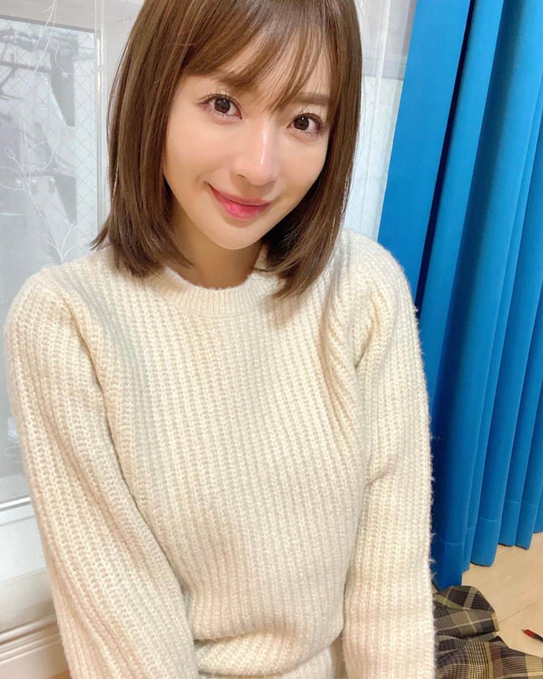 のインスタグラム：「皆様2020年最後の日、どうお過ごしですか？😊✨私は食べて食べて食べて..🐷な楽しい年末を過ごしています🤤 写真ふっつーすぎてごめん😅 そして2021年カレンダーが発送されているようですが、届いているかな？1月のイベントで会えるの楽しみにしています😍来年も宜しくお願いします🥰」