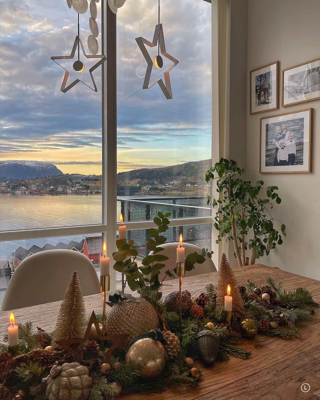 Inger-Lise Lillerovdeのインスタグラム：「Mornings ✨ Enda en nydelig dag her på Sunnmøre. Om ikke vi fikk hvit romjul, så fikk vi hvertfall en dag med et ørlite hvitt lag så pass vi fikk teste akebrettene. Men vi har hatt et nydelig vintervær ellers, og det er ganske uvanlig denne tiden på desse kanter -sånn egentlig 😅 Så det ble en fin slutt på året, med rolige dager hjemme for vær del. Deilig og endelig kjenne litt på hvilepulsen 🙌🏼 2020 har vært et annerledes og rart år for oss alle, men vi klager ikke og føler vi har kommet oss greit gjennom det. Så må vi innrømme at vi gleder og til å se hva 2021 har å by på ✨-forhåpentligvis massevis av klemmer og kanskje får vi reist litt igjen? Det gleder vi oss til! Både som famile og par, ser vi verdien av å reise og koble litt av i den hektiske hverdagen -som vi er veldig glad i ❤️ Vi drømmer... Men først må man få kontroll på verden og covid’en! Så vi krysser fingrene 🤞🏼 Håper du og dine også kan legge bak dere et år med noen gode minner -tross alle utfordringer livet har å by på. Ønsker deg en fin nyttårsaft og alle gode ønsker for et bedre 2021 ✨ En stor nyttårsklem fra meg til deg -til alle venner, familie, bekjente, følgere og samarbeidspartnere ❤️  Tusen takk for alle spor dere legger igjen her. Og at dere heier og har troen på meg 🙏🏼 Det setter jeg uendelig stor pris på. Ydmyk og takknemlig 🙏🏼❤️」