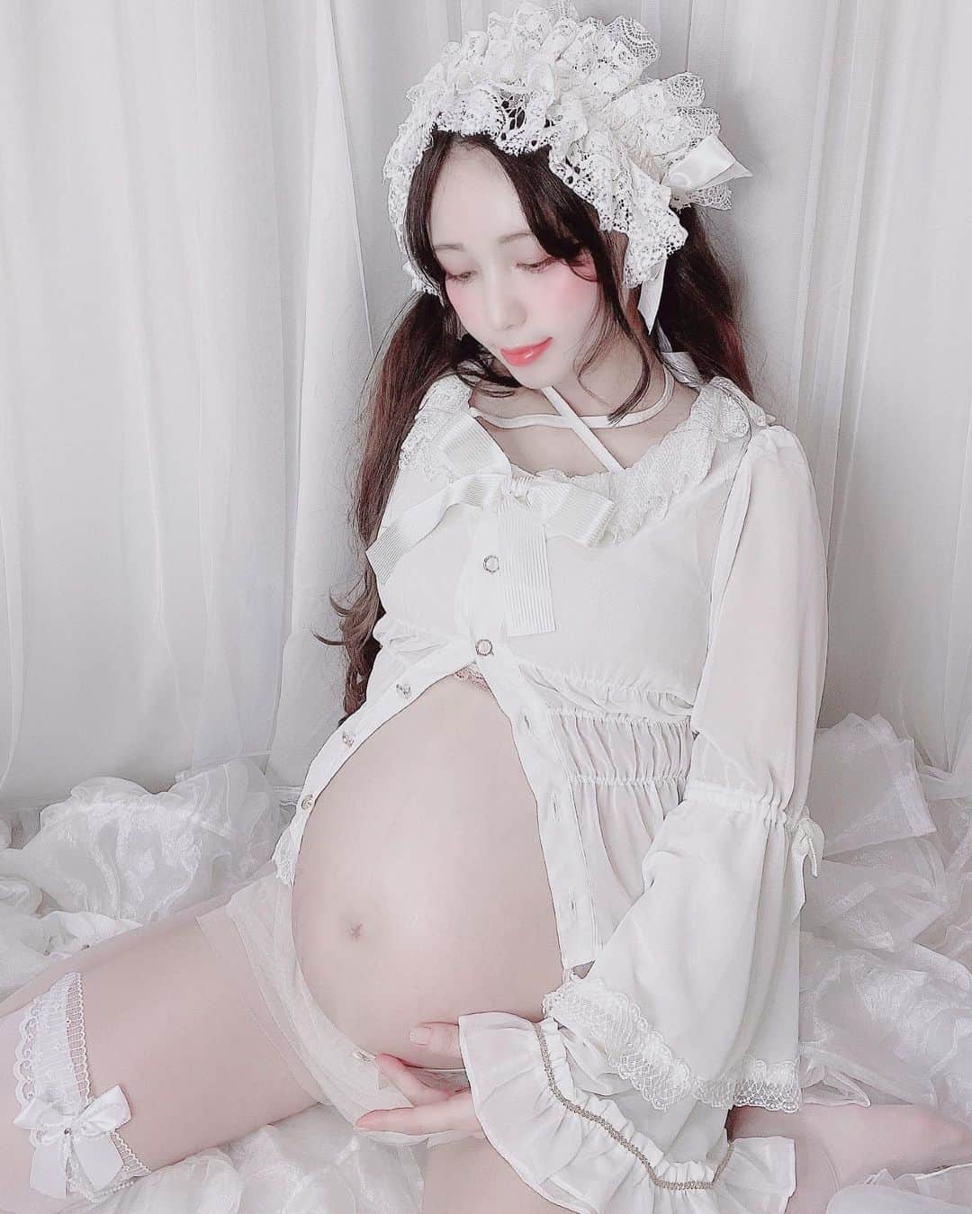 のインスタグラム：「皆様今年もありがとうございました♥️  今年最後なので マタニティ期の写真を 載せます🧸  コロナもあるので 自宅で #セルフマタニティフォト を撮ってみました！  (大量のパニエの上に座っただけですがw  9ヶ月終わりの頃くらいで お腹ぱんぱん！！ 無事でてきてくれてよかった！  ではよいお年を♪  #マタニティフォト #マタニティフォトセルフ  #マタニティー」