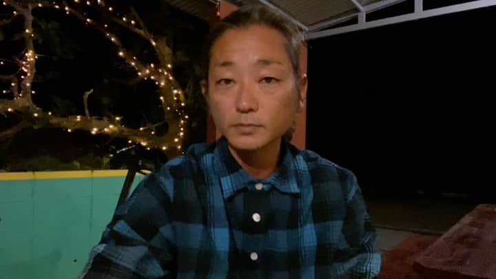 宮良忍（SHINOBU）のインスタグラム：「今年の始まりは、不安だらけのスタートでしたが、家族が居てくれた事や、遊びに来てくれたゲストの皆様のお陰で、乗り切る事ができました。 まだまだ先の見えない現状ではありますが、来島したいけど、迷ってる方は、連絡下さいね！ 2021年は、挑戦の年にしたいのと、想いはガンガン吐き出していこうと思ってますので、 よろしくお願いします☺️ 今年も、心から、 ありがとうございました🤙🏽  #小浜島 #2020年 #自信があるなら旅をしよう #心の時代 #バランスが全て」