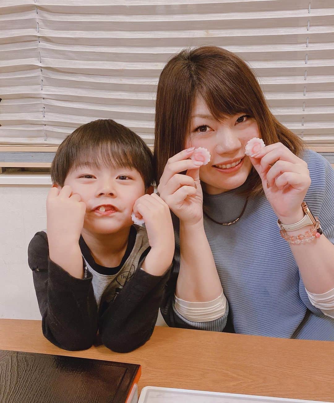 ブラザー4チャンネルさんのインスタグラム写真 - (ブラザー4チャンネルInstagram)「2020年もあと5時間！﻿ ﻿ 一緒にお節料理の準備をしてくれたなーたん😊﻿ ﻿ 今年1年を振り返りながら、ゆっくり親子の時間を楽しんでいます！﻿ ﻿ 年越しのカウントダウンに備えて、なーたんお昼寝中…💤﻿ ﻿ 今年もbrother4をたくさん応援して頂きありがとうございました✨🙇‍♀️﻿ ﻿ 来年はいっくんが高校卒業・なーたんが小学校入学ということで、今よりも成長したbrother4がお見せできると思います！﻿ ﻿ 子どもたちのペースに合わせながら、家族やスタッフのみんなで、2021年も楽しく動画を投稿していきます！☺️﻿ ﻿ 来年もよろしくお願い致します🎍﻿ 皆さん良いお年を〜❤️﻿ ﻿ #brother4﻿ #年末﻿ #お家でパーティー﻿ #カウントダウン﻿」12月31日 19時13分 - brother4channel