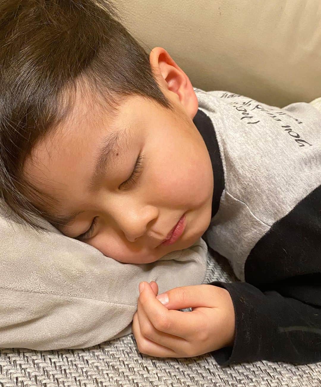 ブラザー4チャンネルさんのインスタグラム写真 - (ブラザー4チャンネルInstagram)「2020年もあと5時間！﻿ ﻿ 一緒にお節料理の準備をしてくれたなーたん😊﻿ ﻿ 今年1年を振り返りながら、ゆっくり親子の時間を楽しんでいます！﻿ ﻿ 年越しのカウントダウンに備えて、なーたんお昼寝中…💤﻿ ﻿ 今年もbrother4をたくさん応援して頂きありがとうございました✨🙇‍♀️﻿ ﻿ 来年はいっくんが高校卒業・なーたんが小学校入学ということで、今よりも成長したbrother4がお見せできると思います！﻿ ﻿ 子どもたちのペースに合わせながら、家族やスタッフのみんなで、2021年も楽しく動画を投稿していきます！☺️﻿ ﻿ 来年もよろしくお願い致します🎍﻿ 皆さん良いお年を〜❤️﻿ ﻿ #brother4﻿ #年末﻿ #お家でパーティー﻿ #カウントダウン﻿」12月31日 19時13分 - brother4channel