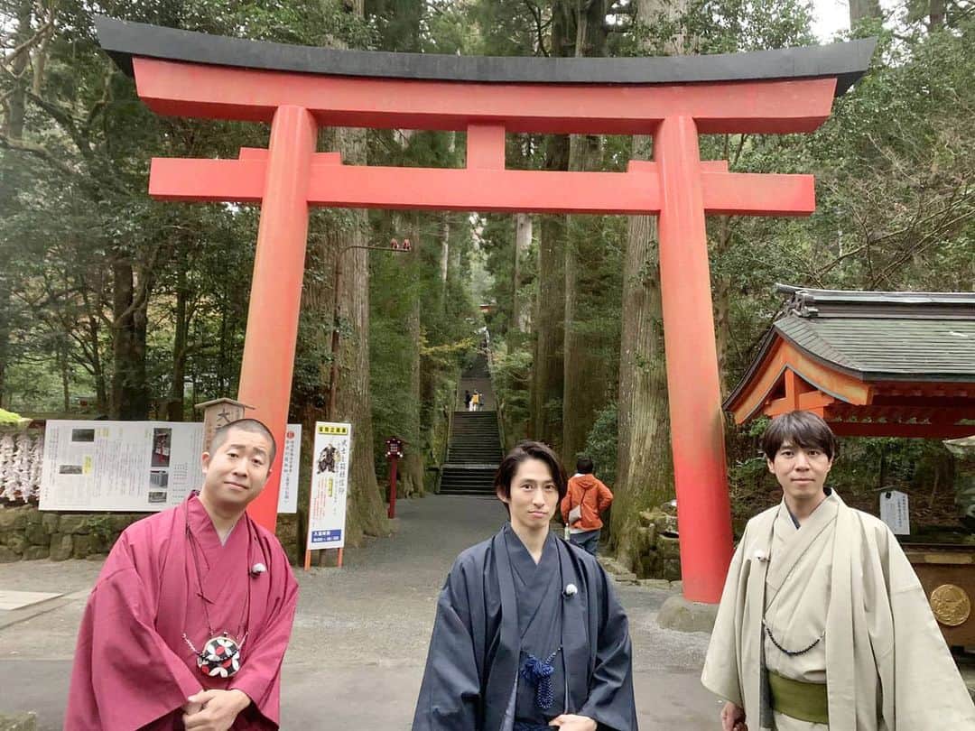 フジテレビ「なりゆき街道旅」さんのインスタグラム写真 - (フジテレビ「なりゆき街道旅」Instagram)「明日1/1(金)5:00～フジテレビにて放送のなりゆき街道旅は新春スペシャル！V6三宅健と箱根で男3人正月旅！くノ一がガイドする水陸両用バスで芦ノ湖を遊覧！ホーム直結の神社でお金を洗って金運アップ！お正月にぴったりの懐石料理とお雑煮を堪能！三宅健が語るジャニーズのお年玉事情も！ #なりゆき街道旅 #箱根 #ハライチ澤部 #v6 # #三宅健 #ロッチコカド #芦ノ湖 #遊覧 #お正月 #お雑煮 #ジャニーズ #お年玉」12月31日 19時13分 - nariyuki_kaido_tabi