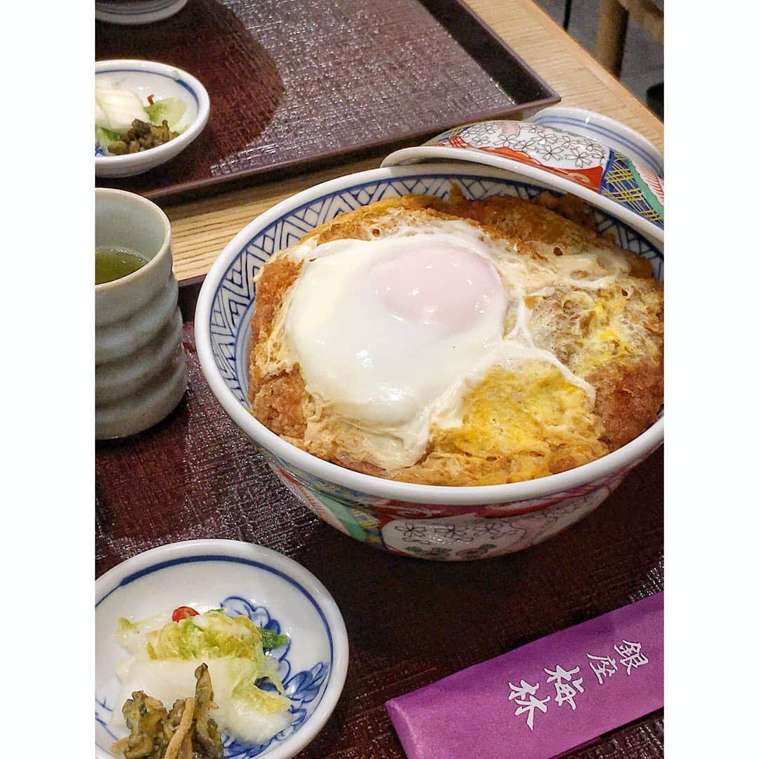 新井乃亜のインスタグラム：「🐷 #銀座梅林 ✨ 今年最後の投稿がかつ丼になってしまった😄 亜美ちゃん、2021年はもっとかつ丼活動拡大させようね😄 そして、人生初のぼっち大晦日がんばろ☺️泣  #긴자맛집 #긴자카페 #도쿄맛집 #도쿄카페 #카츠동 #도쿄카페투어  #銀座梅林本店 #銀座ランチ #銀座カフェ #銀座グルメ  #東京カフェ巡り #東京グルメ #東京ランチ #東京カフェ  #梅林 #かつ丼 #かつ丼部 #カツ丼 #カツ丼部 #銀座ランチ部」