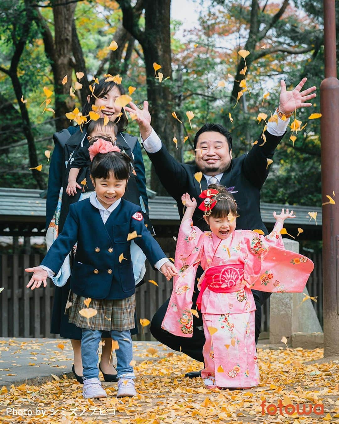 otowa (フォトワ)さんのインスタグラム写真 - (otowa (フォトワ)Instagram)「2020年もfotowaの投稿をご覧いただきありがとうございました！﻿ ﻿ 2020年は予想もしない1年でしたが、その中でもたくさんのご家族の思い出に寄り添うことができて感謝の気持ちでいっぱいです。﻿ ﻿ fotowaで撮影をいただいたみなさま、そしてfotowaで活躍いただいたフォトグラファーのみなさま、本当にありがとうございます。﻿ ﻿ 来年もみなさまに「出張撮影のfotowa」を選んでいただけたらうれしいです😌♡﻿ ﻿ ﻿ ...﻿ ﻿ ﻿ 子ども・家族の出張撮影「fotowa（フォトワ）」📸﻿ 👉@fotowa.jp﻿ ﻿ 平日：19,800円（税抜）﻿ 休日：23,800円（税抜）﻿ ﻿ -写真は75枚以上全てデータでもらえる﻿ -指名料や出張料などの追加料金なし﻿ -レビューや写真から好みのカメラマンに依頼﻿  ﻿ 感染予防にも配慮しながら撮影いたします。﻿ ﻿ ...﻿ ﻿ #fotowa #フォトワ ﻿ ﻿ #子ども写真 #記念日フォト #子供のいる生活 #ファミリーフォト #家族写真 #こどものいる暮らし #七五三 #七五三写真 #お宮参り #お宮参り写真 #ニューボーンフォト #出張撮影 #出張カメラマン #赤ちゃんのいる暮らし」12月31日 19時25分 - fotowa.jp