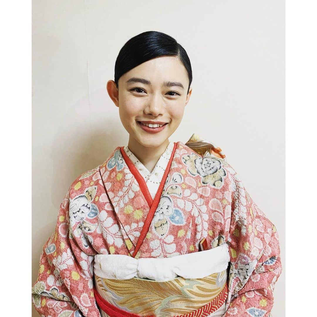 杉咲花のインスタグラム：「紅白、いってきます！ みなさまよいお年を🎍」