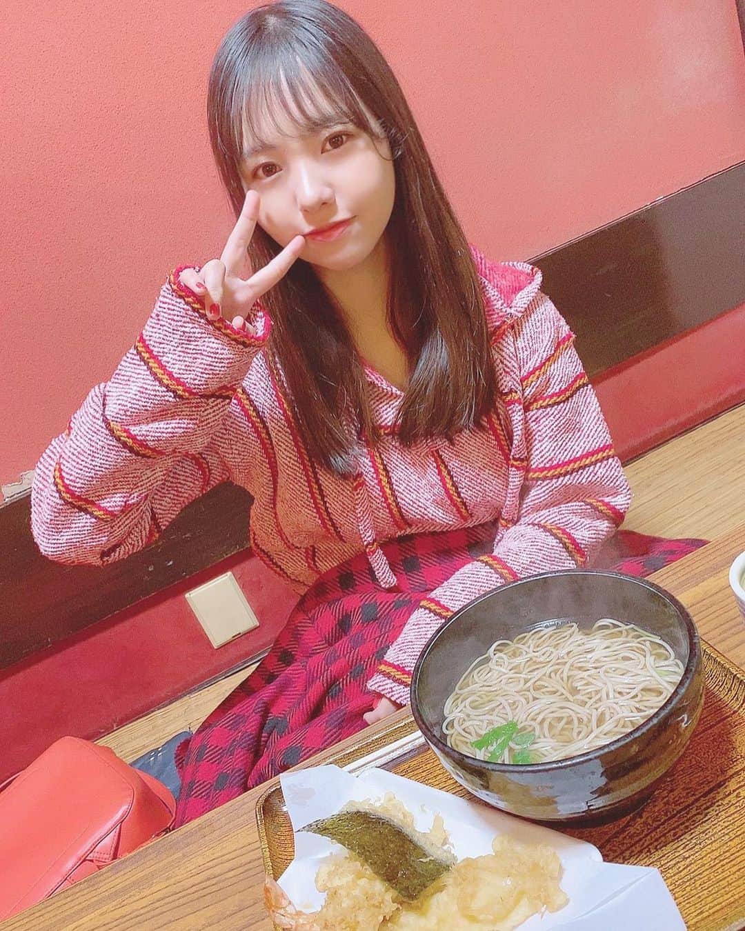 本郷柚巴のインスタグラム：「来年も変わらずよろしくね❤︎  2021年いい年でありますように🐮  #年越しそば  #大晦日 #2020年  #2021年 #丑年  #やまがそば」