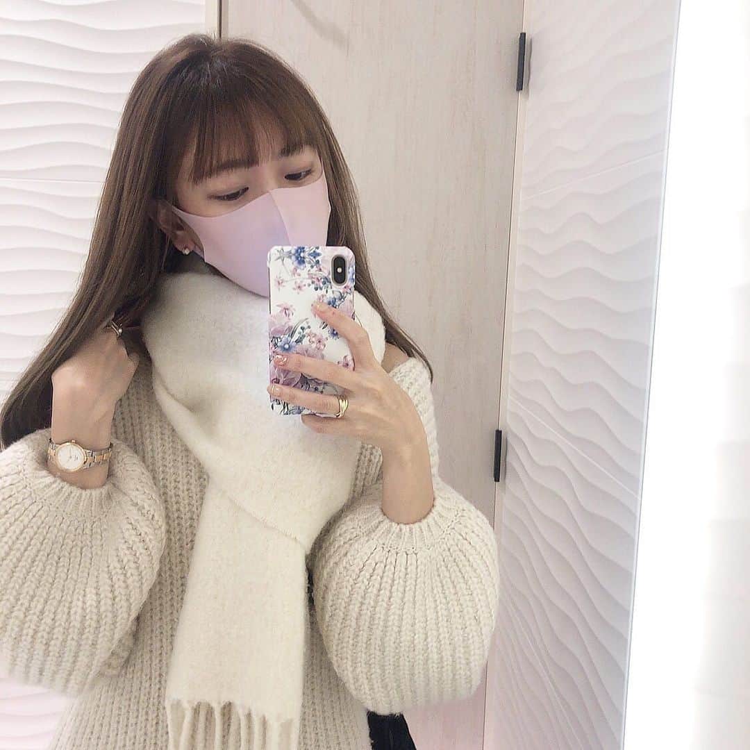 のインスタグラム：「. リッチな髪になれるヘアオイル ✨ . ✔︎エクストラオーディナリー オイル エクストラ リッチ フィニッシュ ✔︎エクストラオーディナリー オイル エクラアンペリアル 艶髪オイル . ロレアルパリの商品は良い女っぽくて好き😍 . こちらは@cosmeベストヘアケア賞受賞の商品で、 艶感がとっても出ます✨ ローズヘアオイルが入っていて大人な良い香り🌸 大容量で長持ちするのも嬉しい😍 . . ୨୧┈┈┈┈┈┈┈┈┈┈┈┈┈┈┈┈┈୨୧ #ロレアルパリ#ロレアルパリヘアオイル#ヘアオイル #ヘアケア#cchannel_girls#lemonsquare🍋 @cchannel_lemonsquare @cchannel_girls」