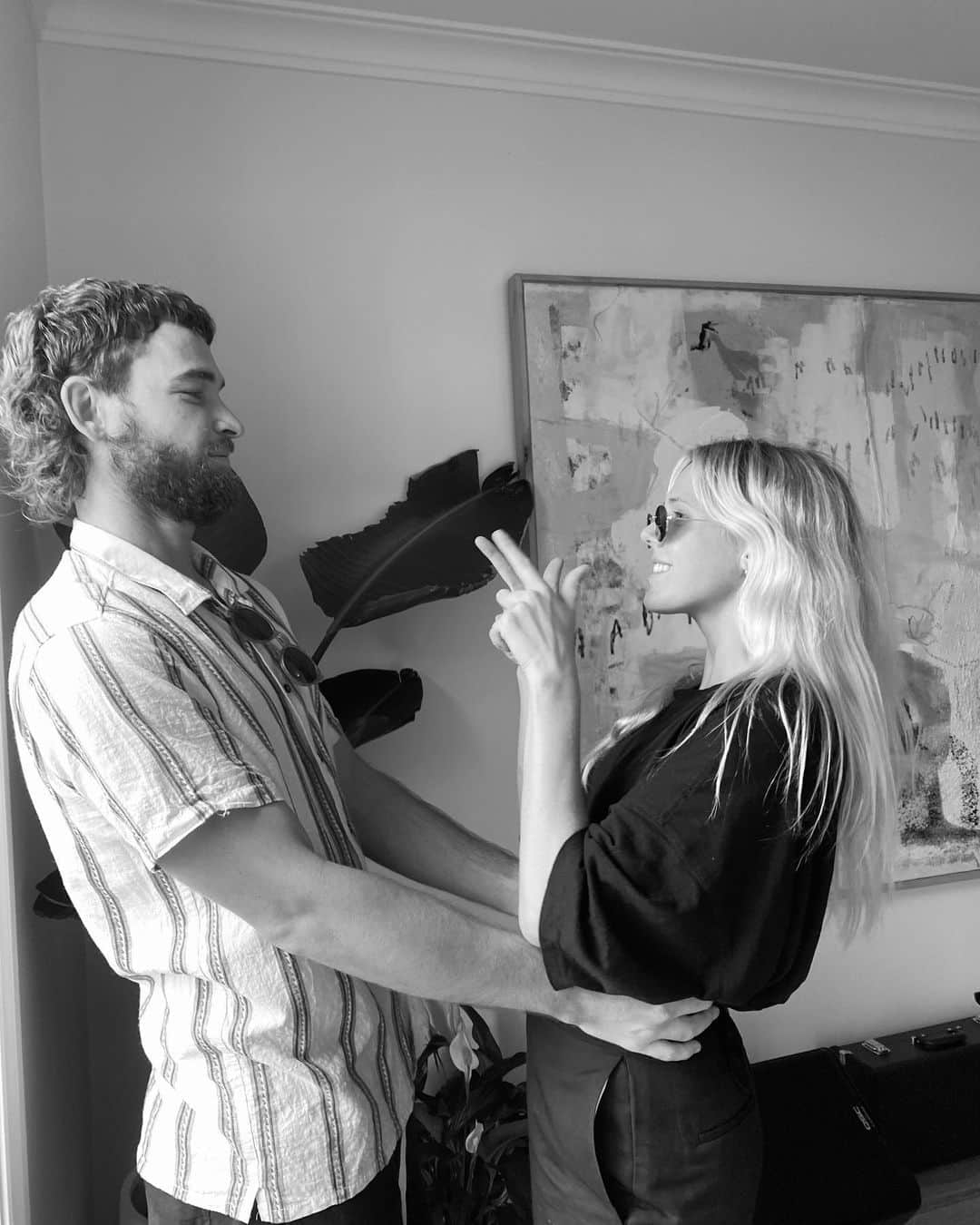 ローラ・エンバーのインスタグラム：「a weird wacky year that has lead to a heightened appreciation for the slow times, the little simple things and all the wonderful people in my life. especially this human.... 6 years ago tonight he told me a few crap jokes and we’ve been best mates since 🖤 🖤🖤🖤🖤🖤」