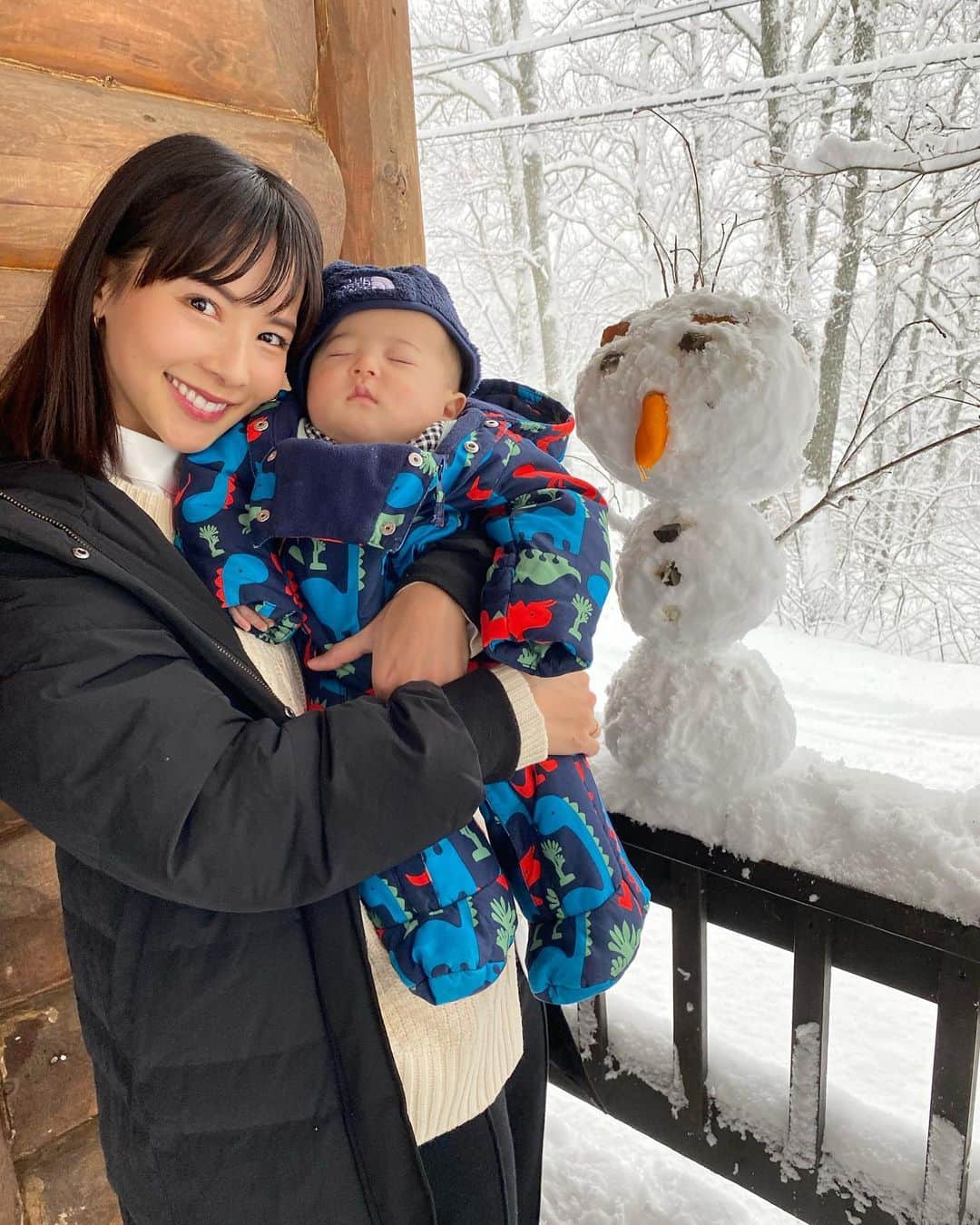 阪本智子さんのインスタグラム写真 - (阪本智子Instagram)「⛄️♡ 2020年もあと数時間で終わりですね🥺 昨日から家族で雪国へ❄️ 久しぶりの雪景色に癒されています✨ 極寒の中パパが作ってくれた愛情たっぷりの#オラフ と🤣💕 ・ 今年は今までで1番あっという間で、1番濃い1年でした✨ 半分は悪阻で撃沈してましたが🤭笑 ・ 愛犬ウォルトの大きな手術があったり、 妊娠8ヶ月からドライビングスクールに通い始めて免許を取得したり、 8月7日に愛する我が子が産まれたり、 長年の夢だったお食い初めの真鯛を釣りに行ったらまさかの良型が釣れたり😆 今の世の中、大変なことも多いけど たくさん家族と過ごせる今が幸せだなと思ったりもします💙 ・ 皆さん今年も1年ありがとうございました‼️ そして、また来年もよろしくお願いします❤ ＊ #2020 #boymama #boybaby #topnine #おとこのこベビー #2020年8月生まれ #おとこのこママ #阪本智子」12月31日 19時22分 - tomoko_sakamoto423