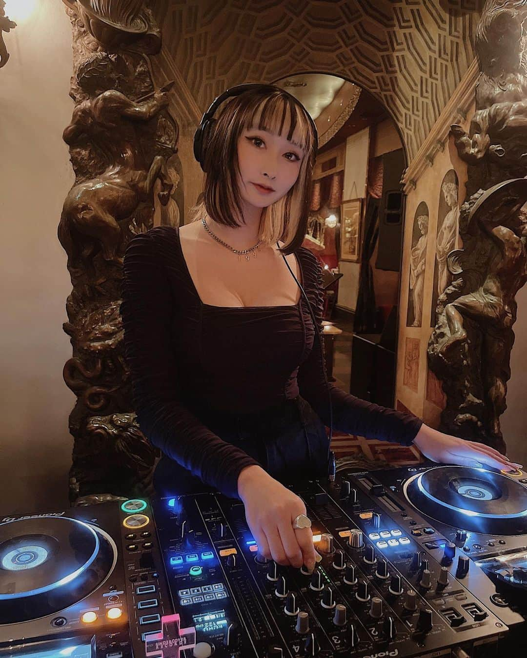 雪琴(YUKI) / DJ YUXIさんのインスタグラム写真 - (雪琴(YUKI) / DJ YUXIInstagram)「2020年もありがとうございました🖤﻿ なんだかんだ今年も沢山DJできて嬉しかったな😙﻿ ﻿ 来年はもっとみんなと楽しいこのいっぱいシェアできますよーにっ！﻿ 良いお年を〜😌✨✨﻿ ﻿ ﻿ 올해는 한국도 못가고 다들 못봤지만 내년은 꼭 다들볼수있길..!💕﻿ 좋은 연말보내요~~ㅎㅎㅎ﻿ ﻿ ﻿ ﻿ #2020年 #ありがとうございました  #DJ #DJYUXI #来年もよろしくお願いします ❤️」12月31日 19時23分 - dj_yuxi