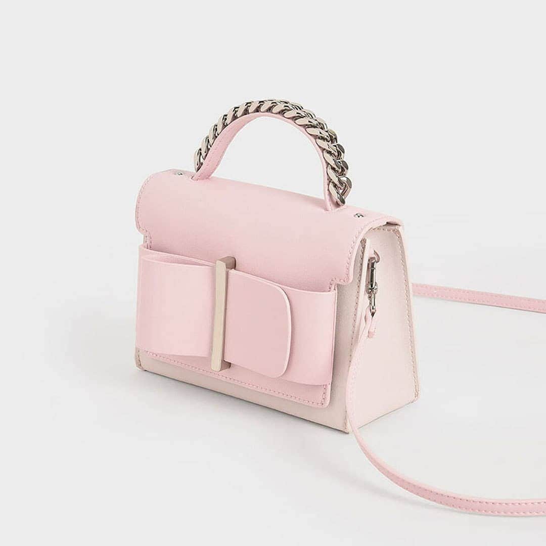 CHARLES & KEITHさんのインスタグラム写真 - (CHARLES & KEITHInstagram)「A classic silhouette gets a fresh update with a dainty bow and chain-trimmed top handle.  #CharlesKeithOfficial #CharlesKeithFW20  Product featured: Bow top handle bag」12月31日 19時24分 - charleskeithofficial