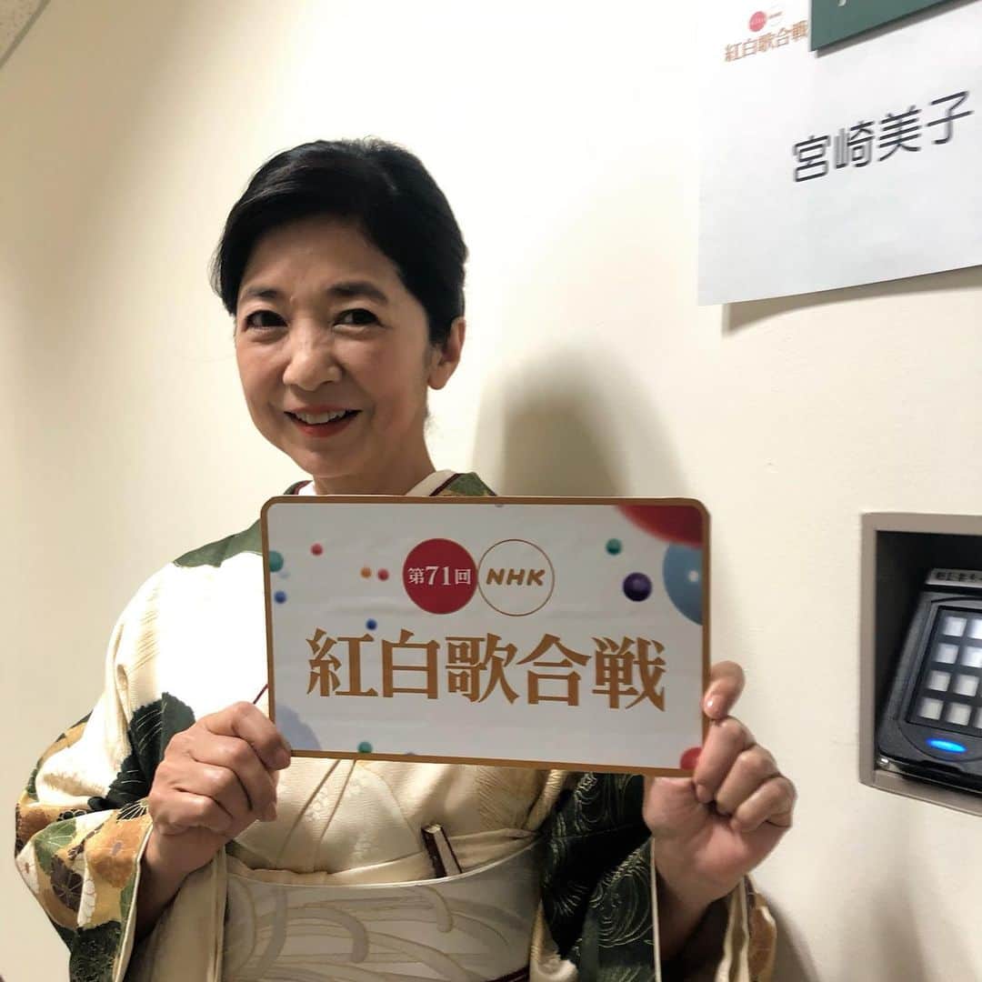 宮崎美子さんのインスタグラム写真 - (宮崎美子Instagram)「皆さま！始まりましたよー！  今年の紅白、いつもとは違いますが、いつも通りきっと楽しんでいただけます。  是非、ご覧ください。  #nhk #紅白歌合戦 #宮崎美子」12月31日 19時35分 - miyazakiyoshiko.official