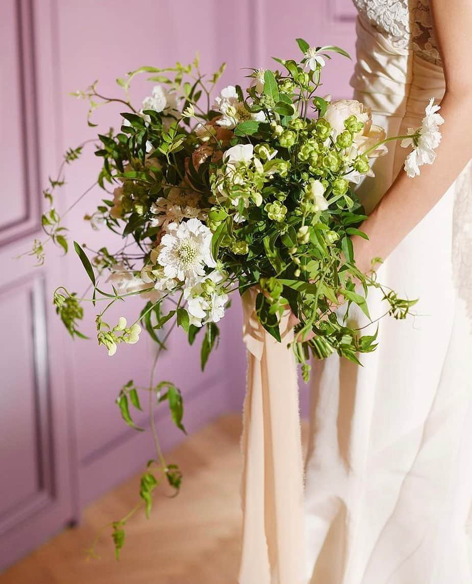 オリエンタルホテル ウェディングのインスタグラム：「.  Wedding Bouquet  クラシカルなWhite×Greenの色味に おふたりらしくスタイリッシュにコーディネートをした こだわりのブーケ  専属のフローリストが おふたりにぴったりなコーディネートをご提案させていただきます  @jieli_official  @riring_design @oriental.hotel.wedding @orientalhotel.kobe  #ohk花嫁 #jieli #orientalhotel #orientalhotelwedding #staywedding #ステイウェディング #オリエンタルホテル #オリエンタルホテル旧居留地」