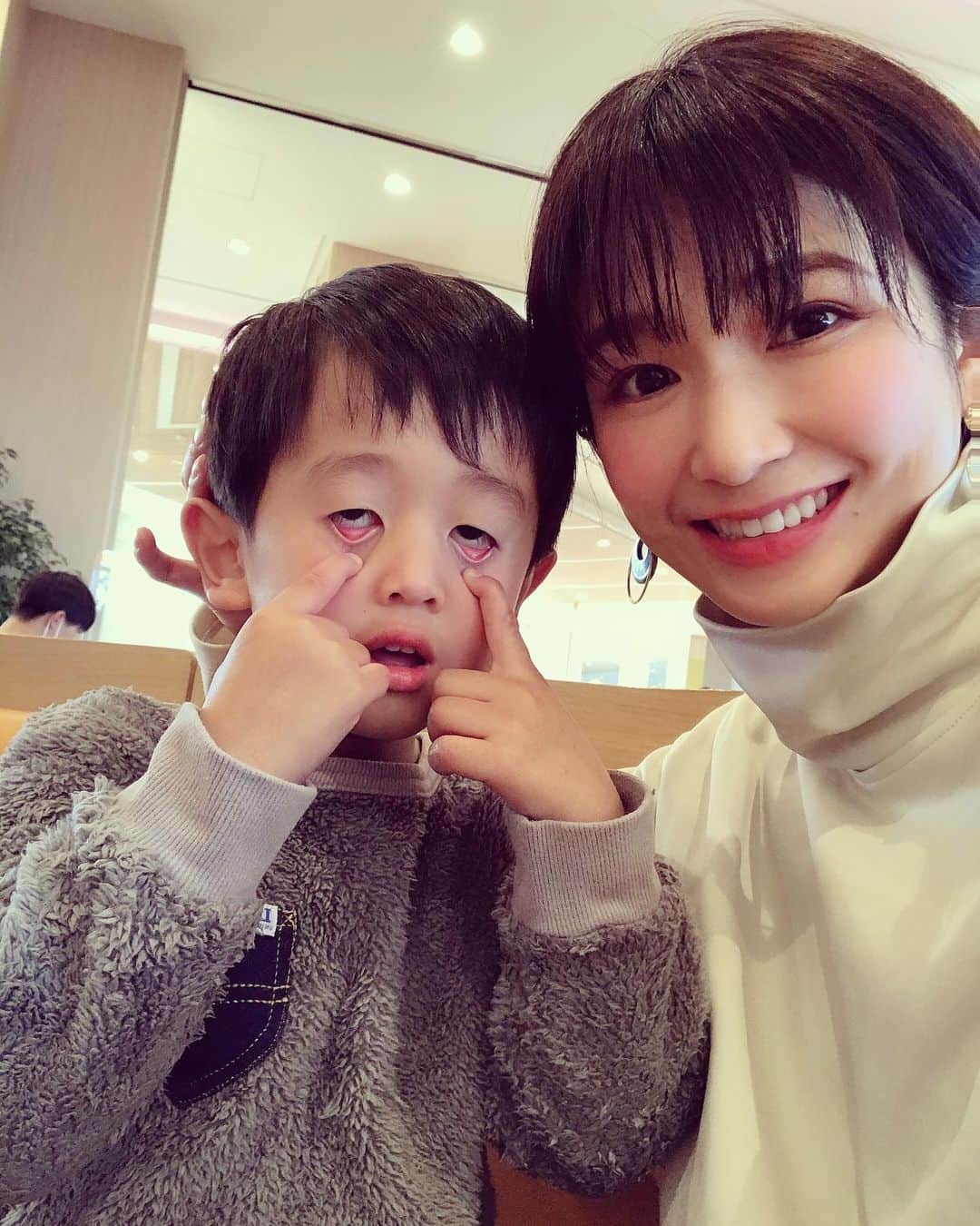 小西ゆりなさんのインスタグラム写真 - (小西ゆりなInstagram)「今年は誰もが大変な1年だったと思いますが、来年はより楽しい事や明るい事が増える1年になりますように… 良いお年をお迎えください✨ #大晦日 #2020年 #良いお年を #来年もよろしくお願いします #やっぱり最後まで変顔 #親子ショット」12月31日 19時30分 - yurina_konishi