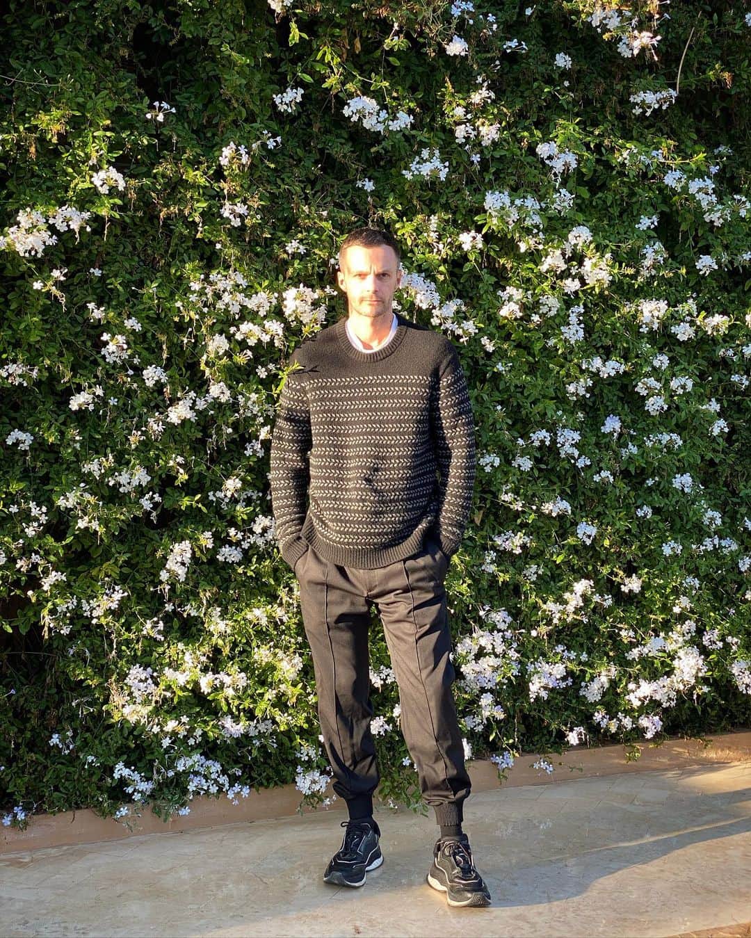 クリスヴァンアッシュのインスタグラム：「WHITE FLOWERS SIGNIFY A NEW START, THEY SAY.  LAST DAY OF THE YEAR.  #krisvanassche」