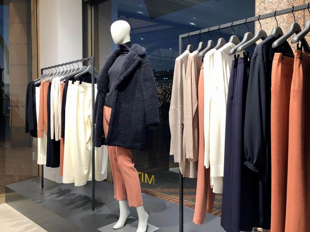 のインスタグラム：「［From Theory luxe］﻿ Warm wishes for the peaceful new year.﻿ ﻿ Theory luxe 恵比寿三越店﻿ ﻿ ﻿ ［Information］﻿ -SMALL SIZE ONLINE SALE開催のお知らせ -﻿ 2021.1.1(金) AM12:00 START﻿ ﻿ 身長150cm前後の小柄な方にも美しくフィットするシルエット。﻿ 詳細はホームページをご覧ください。﻿ @theory_luxe_official﻿ ﻿ -SMALL SIZE SALE店舗情報-﻿ 池袋西武店 1.1(金) 10:00 START﻿ 新宿伊勢丹店 1.2(土) 10:00 START﻿ 梅田阪神店 1.2(土) 9:30 START﻿ ﻿ #happyholidays #forallthetheoryluxefamilies #theoryluxe #セオリーリュクス」