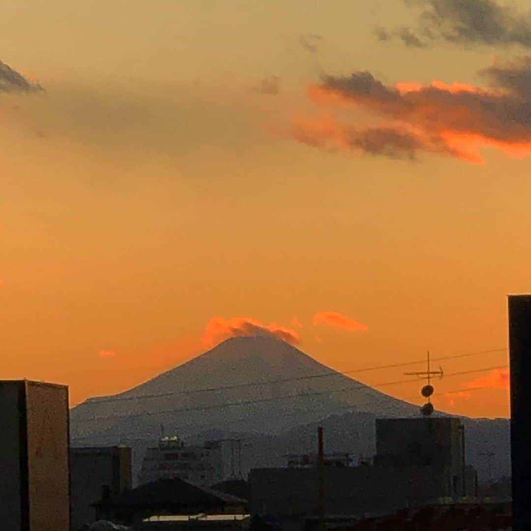 佐々木貞江さんのインスタグラム写真 - (佐々木貞江Instagram)「2020  大晦日の富士山はとっても綺麗な姿を見せてくれました。 力強い山に優しい色。　 皆さまに愛と感謝を込めて一年ありがとうございました  そして仕事納めのない医療関係の方々心から感謝申し上げます🙏🙏 #2021 #沢山の愛と平和を願って  #良いお年をお迎えください  #笑顔と感謝 #2021年よろしくお願いします  #2020 #色々ありすぎた1年  #12月31日」12月31日 19時33分 - sadaebam