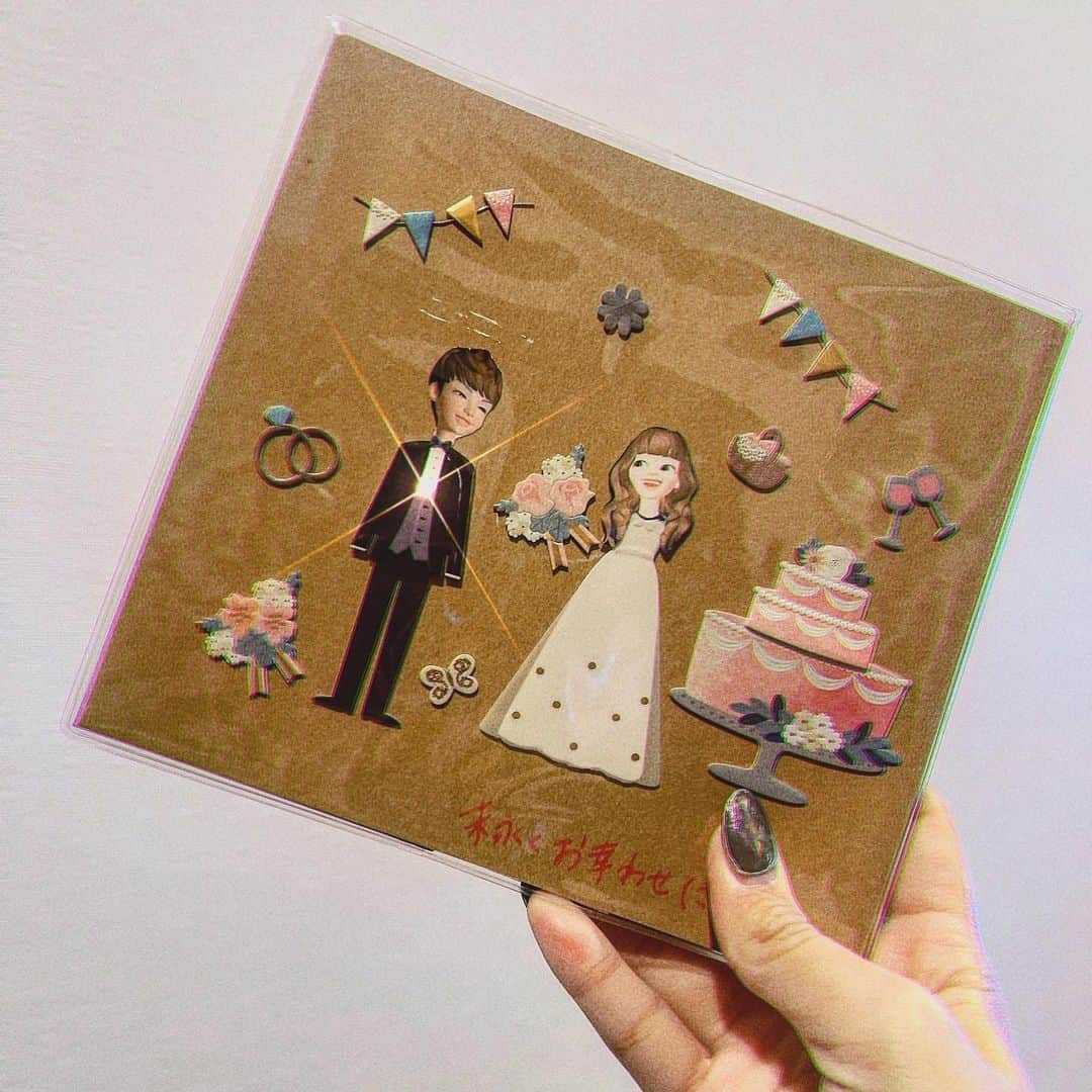 舞城モアサのインスタグラム：「. . 2020.10.6 wedding anniversary💍 . ファンの子に貰ったアルバム♡ 中にはLAMY DOLLからのメッセージも😭🤍 ありがとう。 . #結婚 #結婚記念日 #お祝い #アルバム」