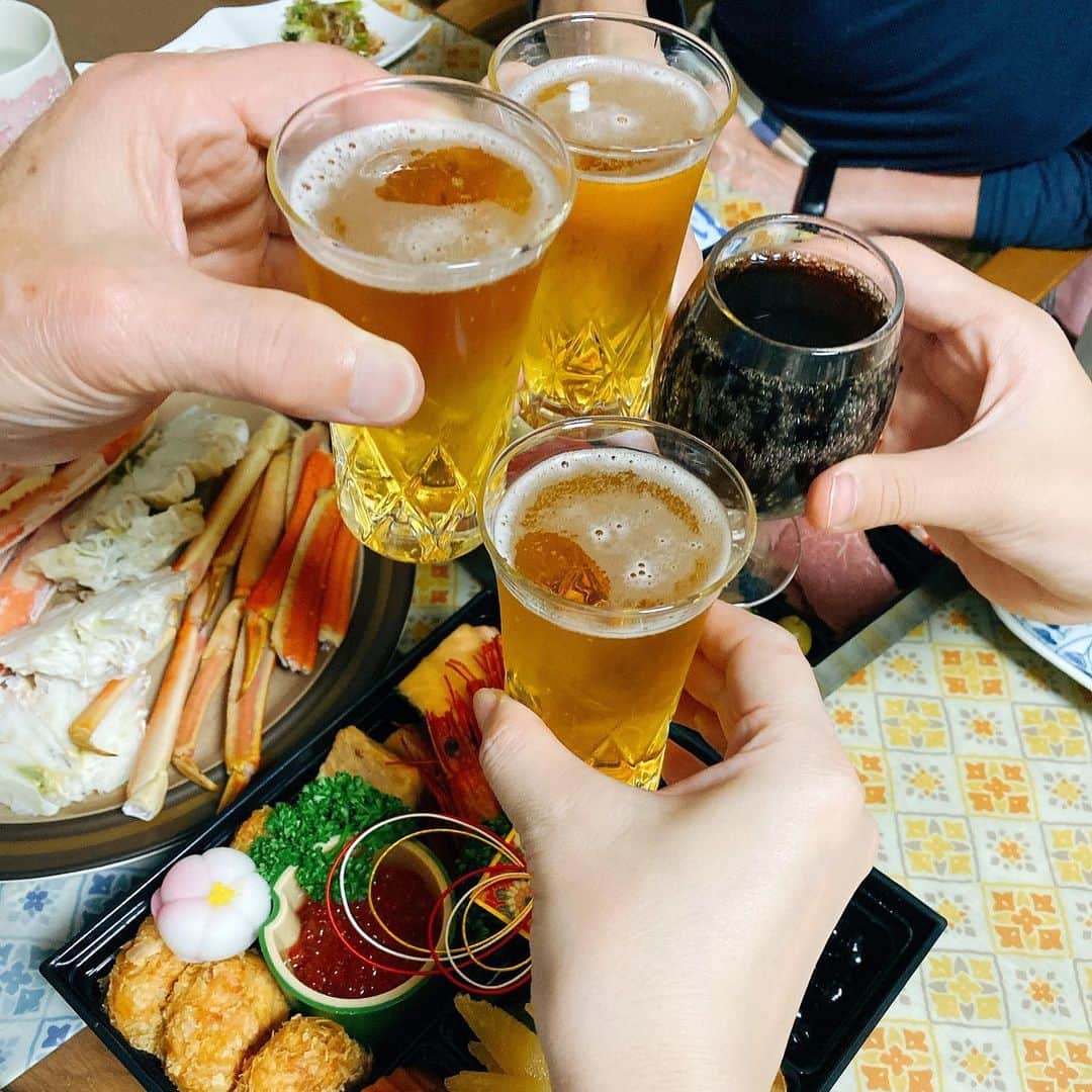 石田燿子さんのインスタグラム写真 - (石田燿子Instagram)「大晦日かんぱーーーーい rinoちゃんにもらった獺祭と、もういっこの獺祭を飲み比べたり。 みなさま、来年もよろしくお願いします‼️ 素敵な年越しを。 そして、もっと素敵な来年に。 #ありがとう」12月31日 19時37分 - yokonti