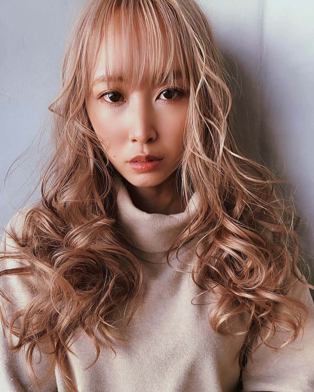 榊原伶奈のインスタグラム：「また来年もよろしくお願いします🎍💫   #ハイトーン　#ハイトーンカラー　#ブロンド　#ホワイトカラー #ホワイトベージュ #サロンモデル #ケアブリーチ #ブリーチ　#外国人風カラー #ロングヘア　#ホワイトブロンド」