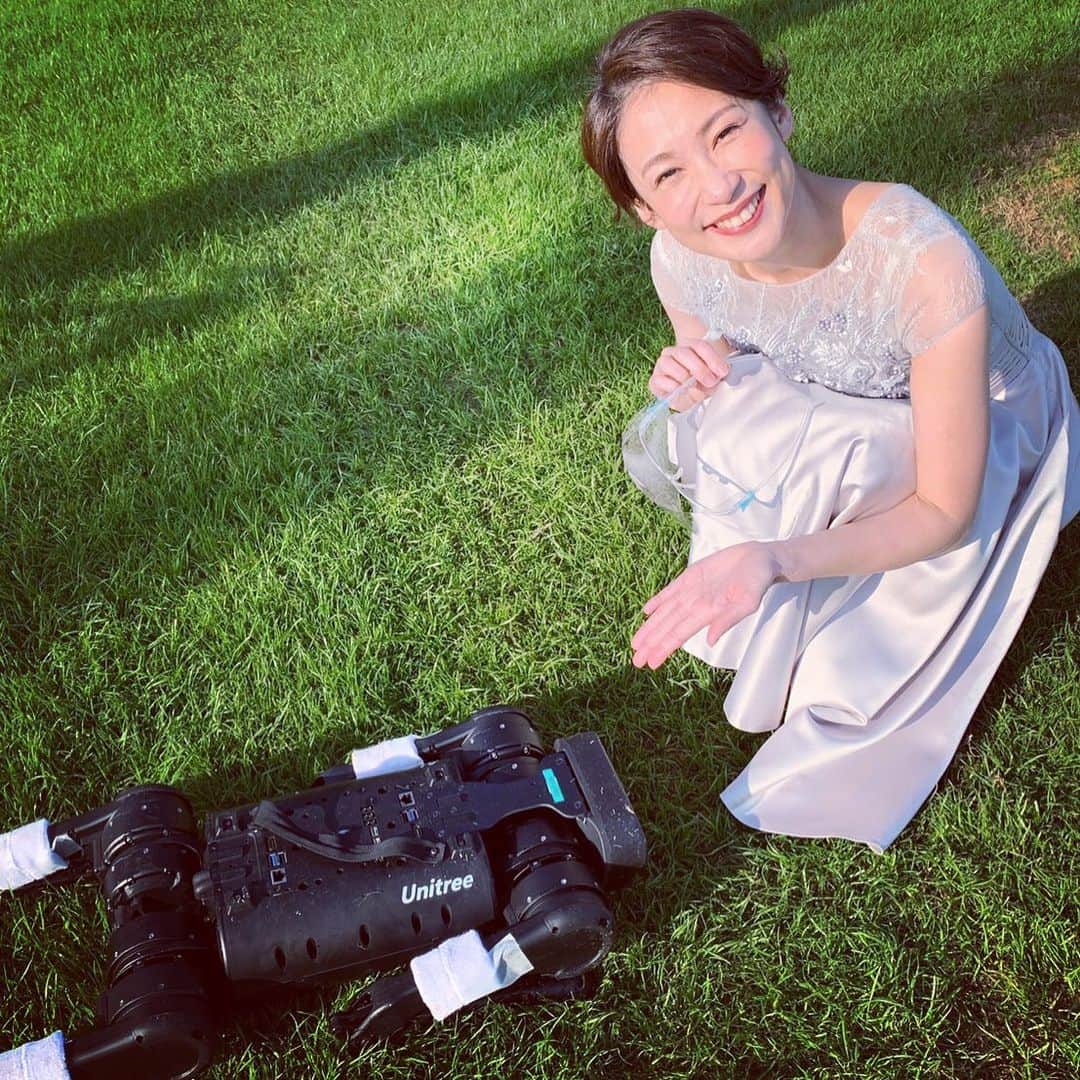 大月さゆのインスタグラム：「今年最後の一枚は先程放送された﻿ #ガキ使﻿ #GoToラスベガス24時﻿ オープニングに出演させていただいたオフショット﻿ ﻿ 写真の私の隣にいる犬型ロボットは華丸くんか大吉くんのどちらか🐶﻿そしてもはやお座りでもない体勢「お脱力」🐾 ﻿ この放送を見て、仕事納めを実感しました。(幸せなことや☺️)﻿ ﻿ ﻿ 2020年、大変な思いをされた方は沢山いらっしゃると思います。﻿ それでもあたたかい応援をいただけたこと、心から感謝いたします。﻿ ﻿ 2021年へ持てるだけの希望を抱いて、歳を越したいと思います！﻿ ﻿ 良いお年をお迎えください✨」