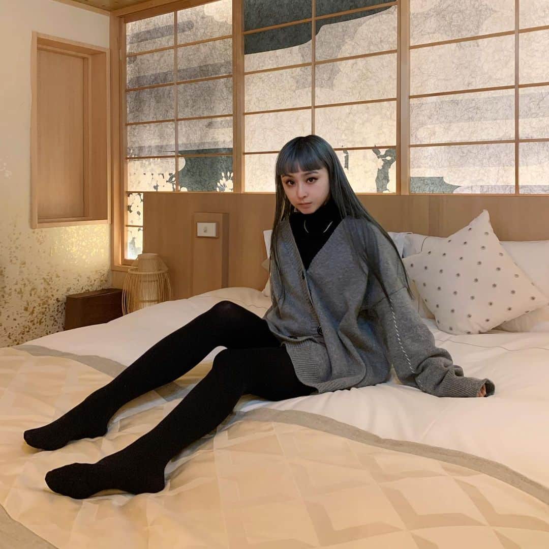 aoiのインスタグラム：「気づけば、あっという間に大晦日！忙しい1年でしたー！今年はみんなでホテルでゆっくり年越し〜😌」