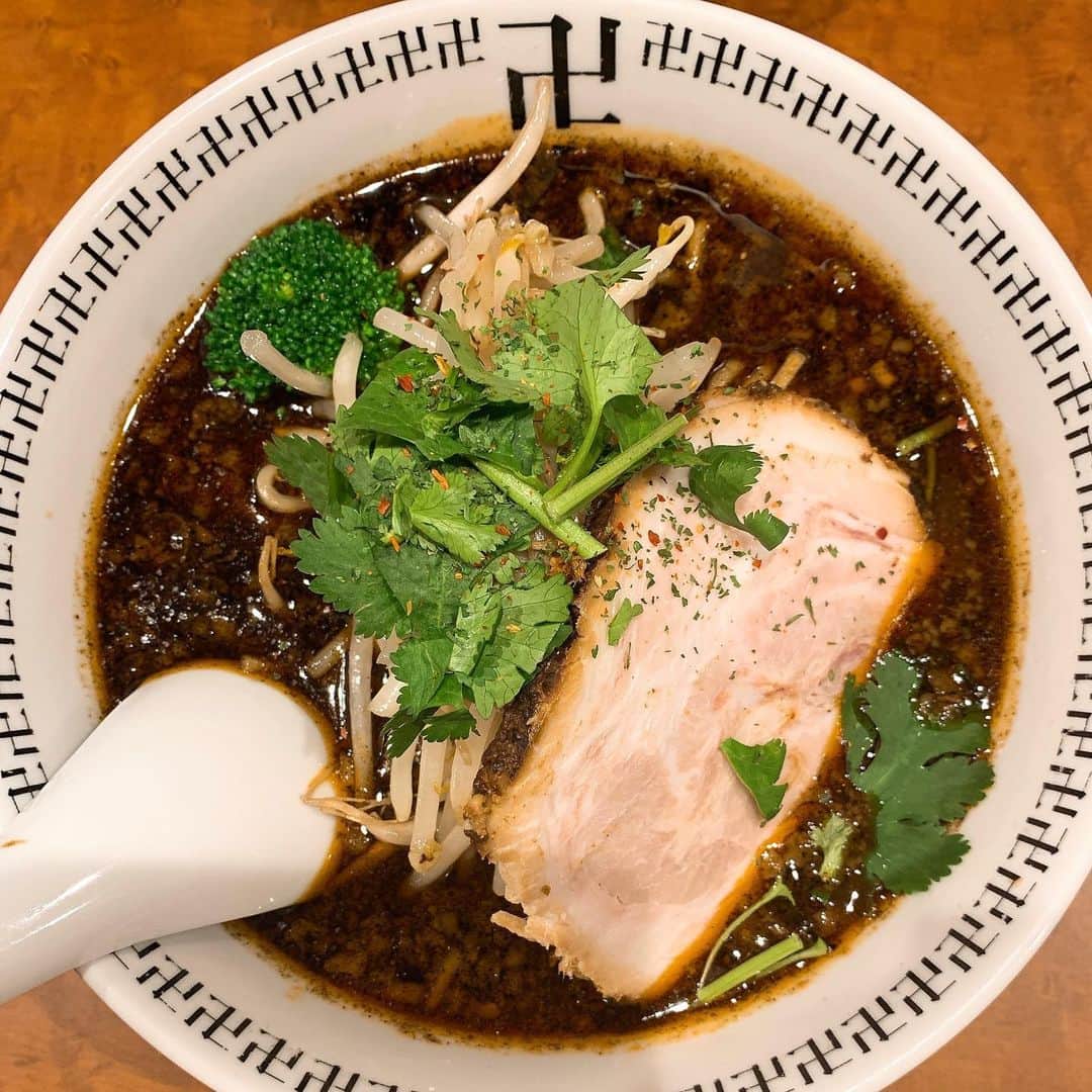 華月咲（さーちゃん）のインスタグラム：「🍜 #スパイスラー麺卍力 秋葉原店 #スパイスラー麺　¥880 秋葉原駅より徒歩４分。 ＊ この味はここでしか食べられない卍 冬は身体の芯からポカポカになれて 夏は汗ダラダラで代謝アップ。最強卍 再現不可能なスパイスカレー毎日食べてた インド生活時代を思い出すぐらい本格的🇮🇳 特に女性はハマると思う！全力でオススメ💓 ＊ 好きな野菜ランキングトップの パクチーとブロッコリー入ってるあたり もはやわたしの為にあるラーメン屋さん🥦笑 お酢の味変もぜひ！ニヤニヤ止まりません😇 ・ ・ #japan #tokyo #akihabara #ramen  #卍力 #東京 #秋葉原 #秋葉原グルメ #東京ラーメン #秋葉原ラーメン #スパイスラーメン #ラーメン #ラーメン女子 #ラーメン部関東 #ラーメン倶楽部 #ラーメン部 #麺スタグラマー #麺スタグラム #ラーメン好きと繋がりたい #ラーメンパトロール」