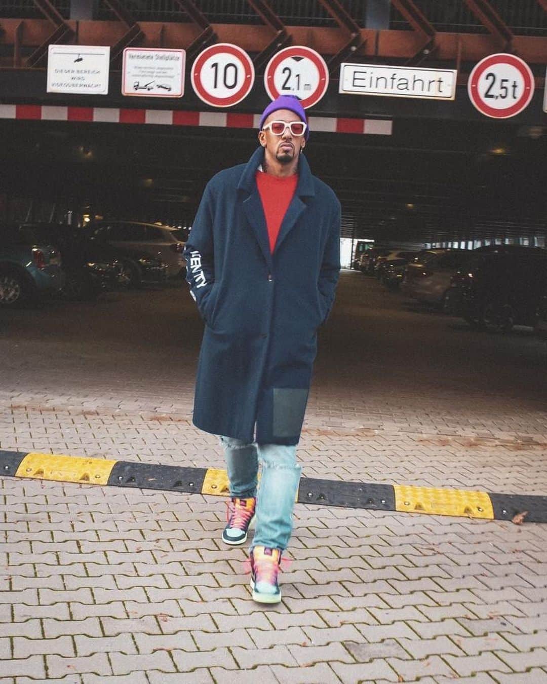 ジェローム・ボアテングのインスタグラム：「As we march on to 2021 I have mixed feelings about 2020. For all of us it was one of the most challenging years we had. Covid totally messed up our lives but I‘ve seen many examples of true heroes in this time when I look to the hospitals, volunteers and everyone that risked their health or even their lives to help others.   WE‘RE IN THIS TOGETHER!  The death of George Floyd brought us back to times that I had thought we‘ve already left behind. But I’m proud of the reactions in sport and all parts of society that showed a sense of standing together and fighting against the same ghosts.   BLACK LIVES MATTER!  And to finish with a positive, our season with @fcbayern was built different. 5 titles with these boys is just incredible and we‘re focused on defending all of them. Bring on the New Year and have a good start everyone!  LET‘S GO!」