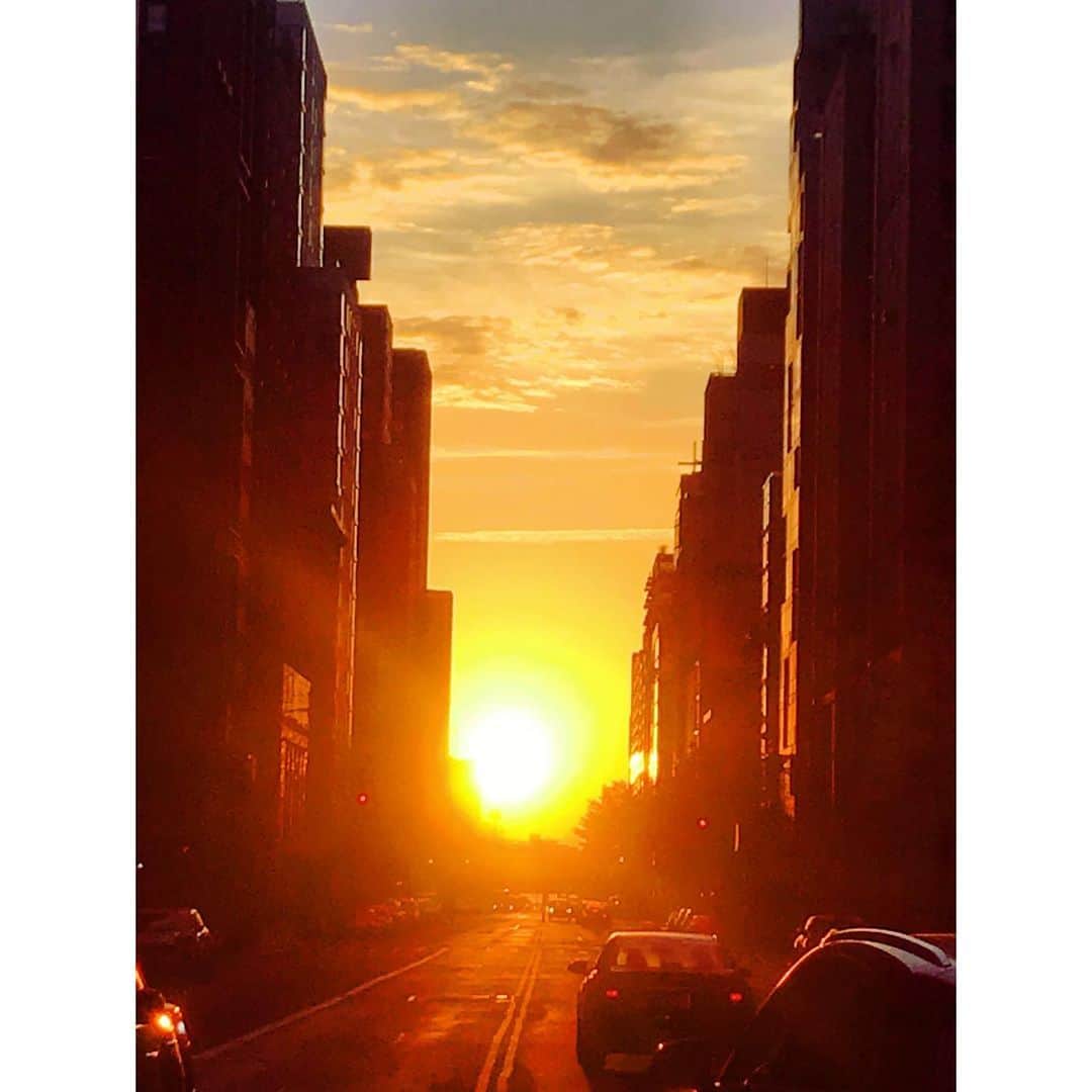 小山田サユリのインスタグラム：「No matter how hard 2020 we can always begin again... To have “hope” is to want an outcome that makes your life better in some way. It not only can help make a tough present situation more bearable but also can eventually improve our lives because envisioning a better future motivates you to take the steps to make it happen.  We will make it happen with hope and passion... #hope #passion #newyearseve   2020年は大変な一年でしたね… 「希望」を持つこと。 「希望」を持つことは、私たちの人生をより良くする結果を望んでいること。厳しい現状をより耐えられるものにすること。よい良い未来を想像することは私たちがそれを実現するためのステップを踏む動機付け。 Make it happen with hope and passion... 希望と情熱を持ってそれを実現させます… #大晦日 #ニューヨーク #2020」