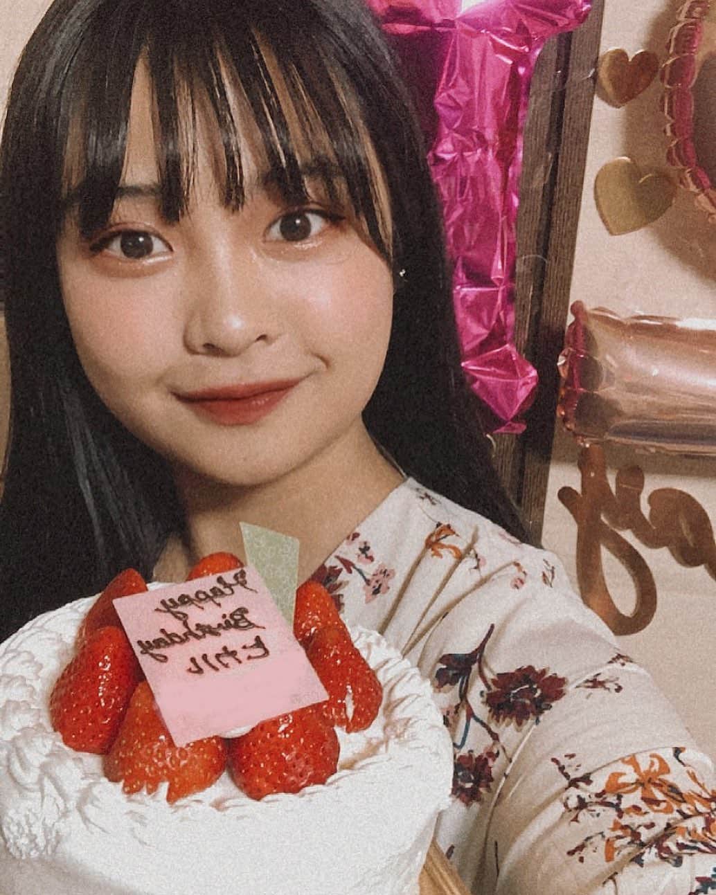 西本ヒカルのインスタグラム：「・ たくさんのお祝いメッセージ 本当にありがとうございました。 最高の21歳を迎えられました🎂。  そして、 あけましておめでとうございます🌅 2021年も全力で、更なるステージを 作っていきます！☺︎  皆さんにとって素敵な一年になりますように🤍 #2021 #感謝」
