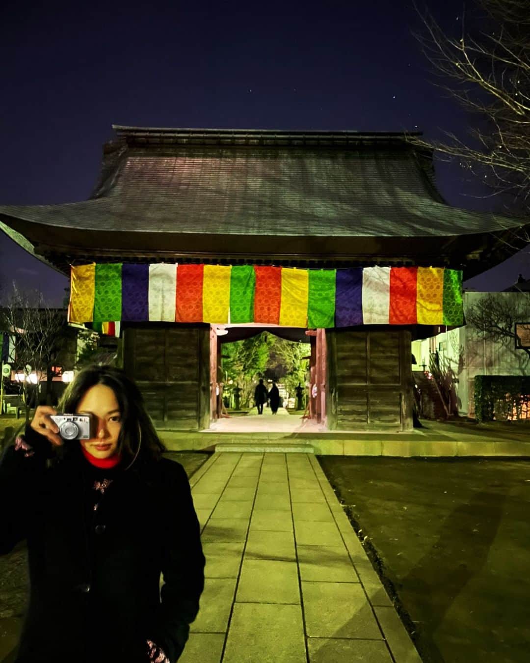 エリイ のインスタグラム：「A HAPPY NEW YEAR☀️ 新年明けましておめでとうございます🎍🌅 去年は皆様お疲れ様でした‼︎ 2021年は1日1日を心豊かに超超超ハッピーで前向きで明るく、健康で良い事がたくさんあるようにみんなで心がけて声をかけ合い生きていこう！ 今年もどうぞよろしくお願いいたします。 新年の空気、大好き。 子守唄たくさん歌う！」