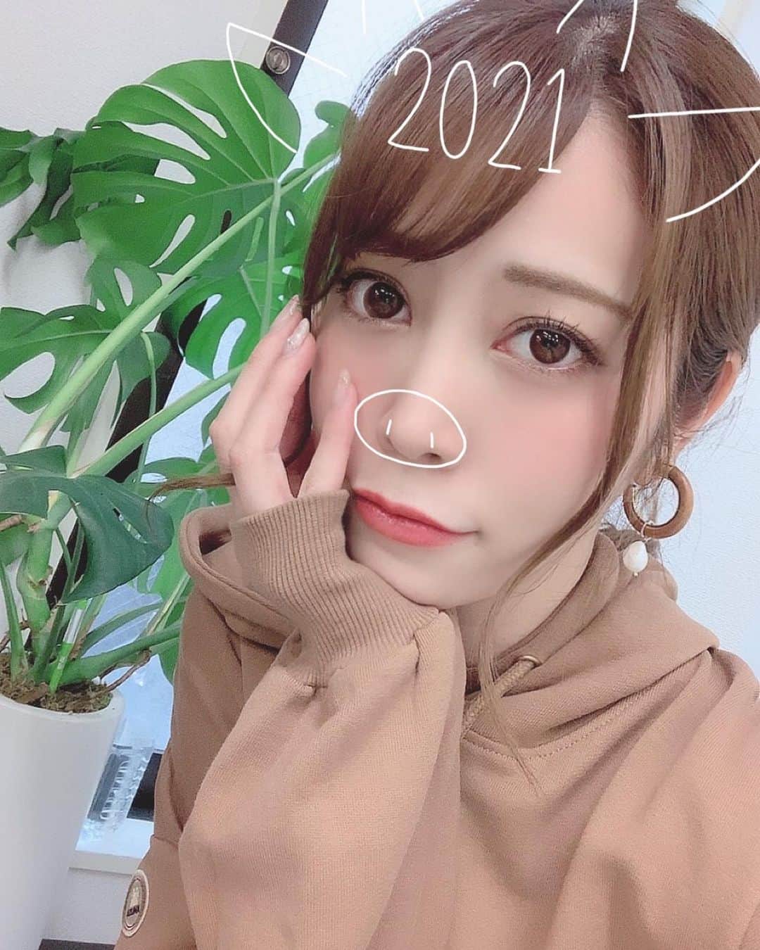 薄井美樹のインスタグラム：「．     あけましておめでとうございます🐮💕     去年は本当に大変な1年で💦 まだまだ不安でいっぱいだけど 少しでも早くみんなが 安心できる日がきますように🙏    今年は新しいことを始めようと思っていて 去年よりももっと充実した 1年にできるといいなぁ🥺🥺    今年も宜しくお願いしますっっ💕     ．」