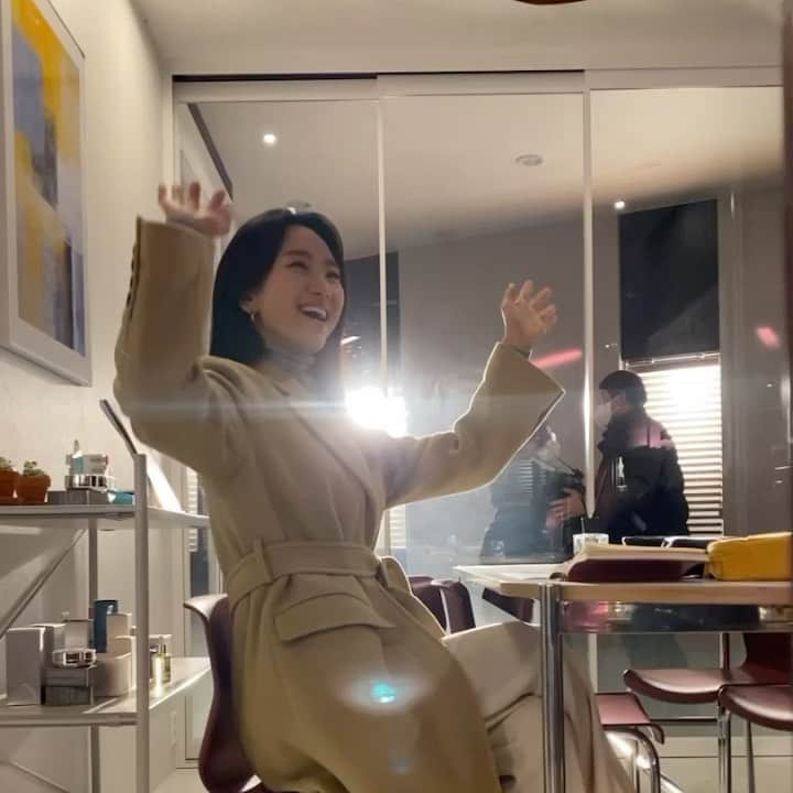 のインスタグラム：「촬영중에 맞이한새해!! 일하는 중이지만, 외롭지 않은 새해맞이네요! 모두들 해피뉴이어😍」