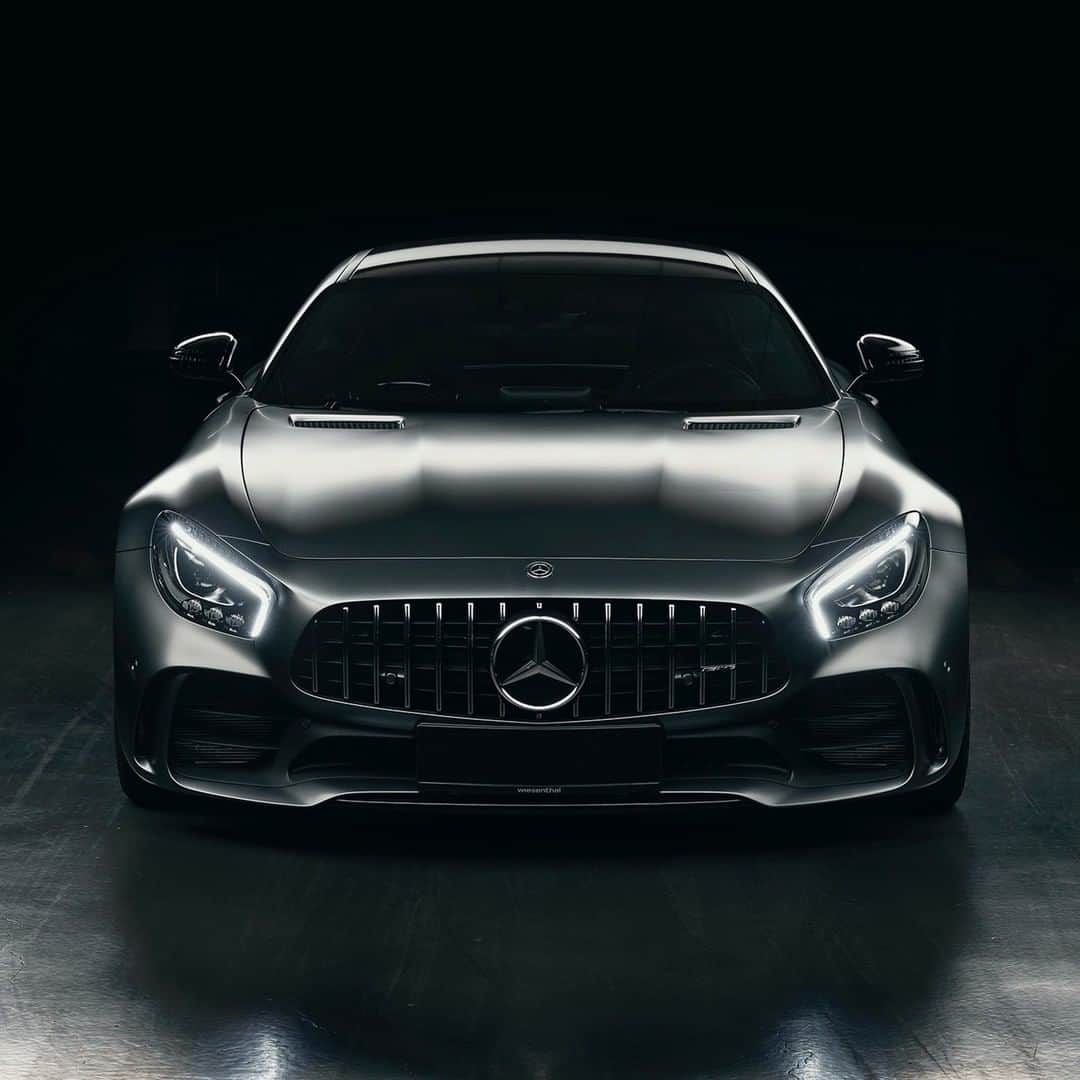 メルセデス・ベンツさんのインスタグラム写真 - (メルセデス・ベンツInstagram)「[Kraftstoffverbrauch kombiniert: 13,1 l/100 km  CO₂-Emissionen kombiniert: 299 g/km  mbe.4/DAT-Leitfaden  Mercedes-AMG GT R Coupé]  Ready to thrill you! AMG performance at its best with the Mercedes-AMG GT R Coupé.   📸 @petermosoni   #MercedesAMG #AMG #GTR #DrivingPerformance」12月31日 20時00分 - mercedesbenz