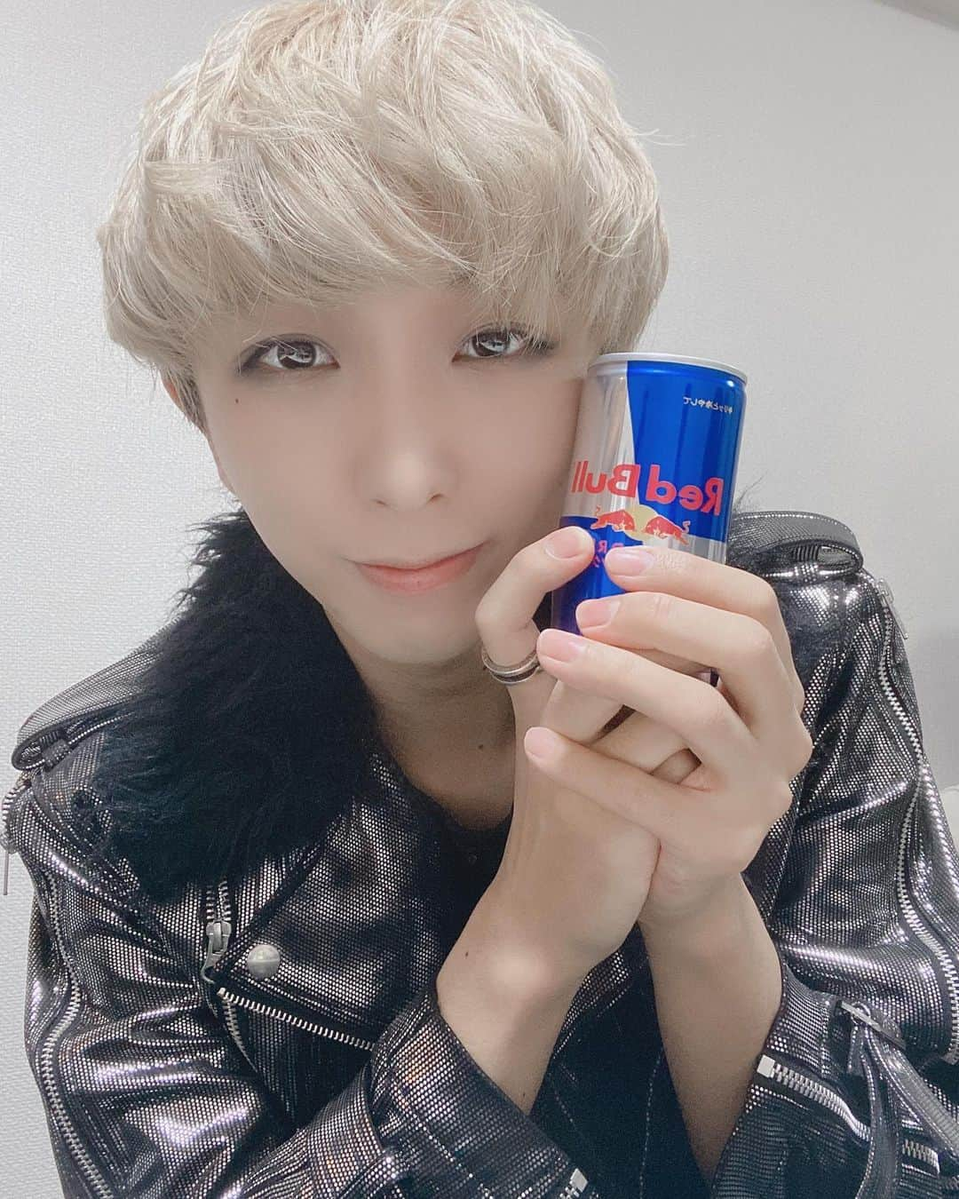 SHUNのインスタグラム：「レッドブルで翼を授ける〜🕊 (訳:2021年こそ飛躍するぞ〜)  #redbull #金髪 #金髪マッシュ #マッシュ男子 #韓国好きな人 #韓国好きな人と繋がりたい #韓国男子 #メンズアイドル #アイドル #idol #かっこいい #かわいい #fff #l4l #f4f #ootd #bts #jo1 #ulzzangboy #셀카 #얼스타그램 #팔로미 #얼짱」