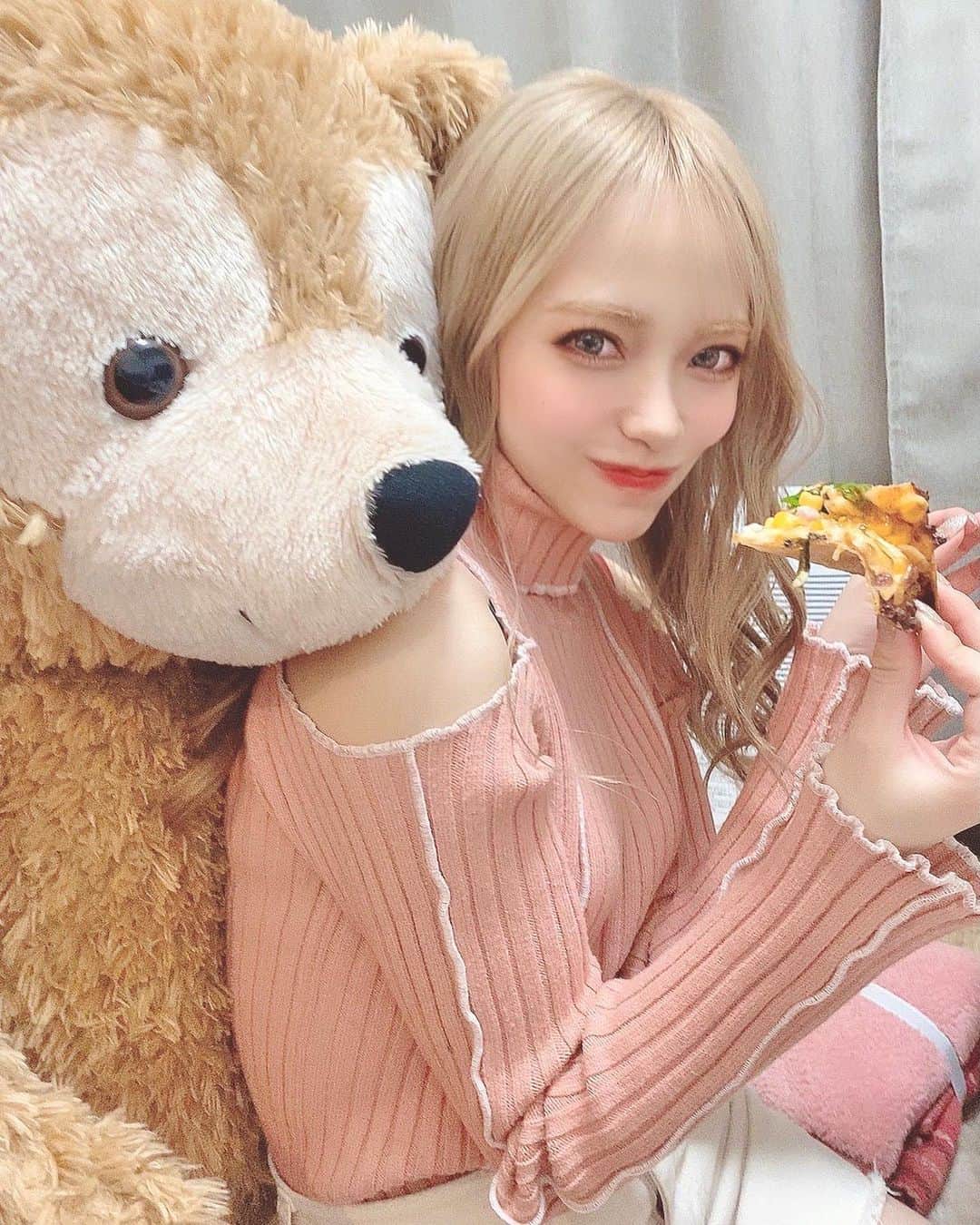 前川琳菜（りなち）さんのインスタグラム写真 - (前川琳菜（りなち）Instagram)「✩‧₊˚ . . 今日で2020年もおしまい😌 (ストーリーに振り返り載せたからよかったら見てね🤍) . 去年の今頃はこんなに世の中が変わるなんて 思ってもなかったし、いつも通り来年も いろんな場所に行って当たり前にみんなに会って 沢山思い出作りたいなぁ〜なんて思ってたなぁ。 . 2月の下旬に足を怪我したのもあって その頃地元に帰ったんだけど、 本当丁度その後くらいからコロナが広まっていって 当たり前だと思ってた事がどんどん 当たり前じゃなくなっていったんだよね。 このままどうなっていくんだろう。不安しかなかった。 . 今も尚感染者は増えてるし、 終息する事はもうないのかもしれないけど 時代の移り変わり、今までの当たり前が 変わって新しい時代になっていく。 オンラインで繋がれる時代、会えなくてもこうして SNSでみんなと話せる時代に感謝だなぁって凄く思う。 . 悪いことばかりじゃなくていい事も沢山あった2020年。 お家にずっと引きこもってたおかげで ずっと好きだった事、今の自分が本当に やりたい事が見つけられた！！！ お店をオープンできたのも本当に嬉しかったなぁ🥰 . 絶対またいつかみんなに会える事を願って みんなで頑張っていこうね！支え合って生きていこうね。 2020年沢山お世話になりました🙇‍♀️✨ 2021年も皆様にとって素敵な1年になりますように！ 良いお年を〜☺️👋 . . #2020 #2020年 #お世話になりました #来年もよろしくお願いします」12月31日 19時53分 - rina__maekawa