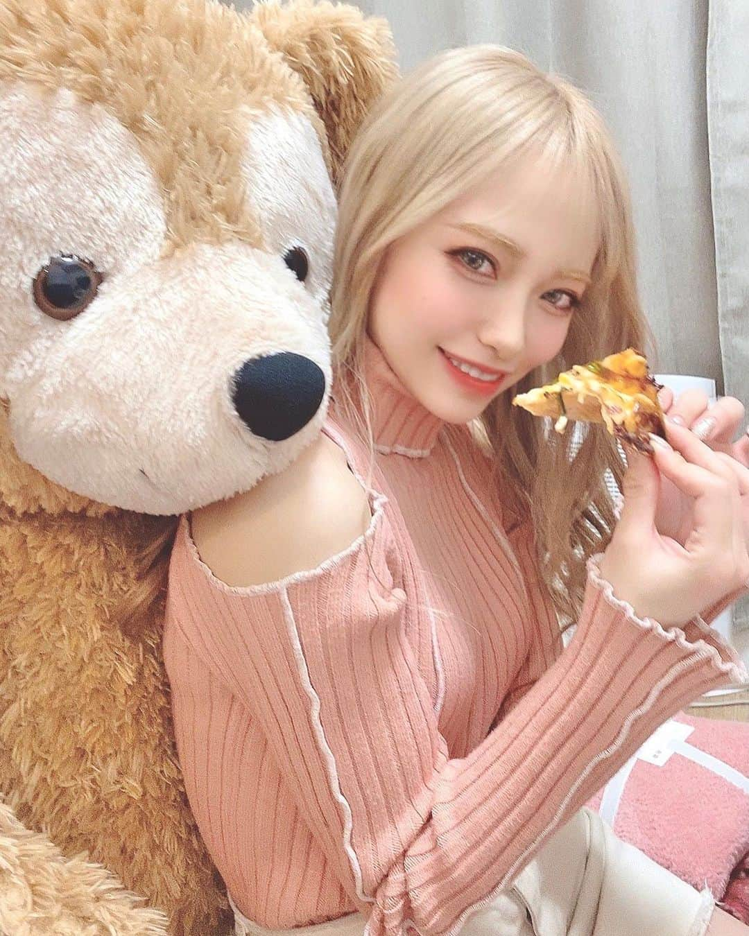 前川琳菜（りなち）さんのインスタグラム写真 - (前川琳菜（りなち）Instagram)「✩‧₊˚ . . 今日で2020年もおしまい😌 (ストーリーに振り返り載せたからよかったら見てね🤍) . 去年の今頃はこんなに世の中が変わるなんて 思ってもなかったし、いつも通り来年も いろんな場所に行って当たり前にみんなに会って 沢山思い出作りたいなぁ〜なんて思ってたなぁ。 . 2月の下旬に足を怪我したのもあって その頃地元に帰ったんだけど、 本当丁度その後くらいからコロナが広まっていって 当たり前だと思ってた事がどんどん 当たり前じゃなくなっていったんだよね。 このままどうなっていくんだろう。不安しかなかった。 . 今も尚感染者は増えてるし、 終息する事はもうないのかもしれないけど 時代の移り変わり、今までの当たり前が 変わって新しい時代になっていく。 オンラインで繋がれる時代、会えなくてもこうして SNSでみんなと話せる時代に感謝だなぁって凄く思う。 . 悪いことばかりじゃなくていい事も沢山あった2020年。 お家にずっと引きこもってたおかげで ずっと好きだった事、今の自分が本当に やりたい事が見つけられた！！！ お店をオープンできたのも本当に嬉しかったなぁ🥰 . 絶対またいつかみんなに会える事を願って みんなで頑張っていこうね！支え合って生きていこうね。 2020年沢山お世話になりました🙇‍♀️✨ 2021年も皆様にとって素敵な1年になりますように！ 良いお年を〜☺️👋 . . #2020 #2020年 #お世話になりました #来年もよろしくお願いします」12月31日 19時53分 - rina__maekawa