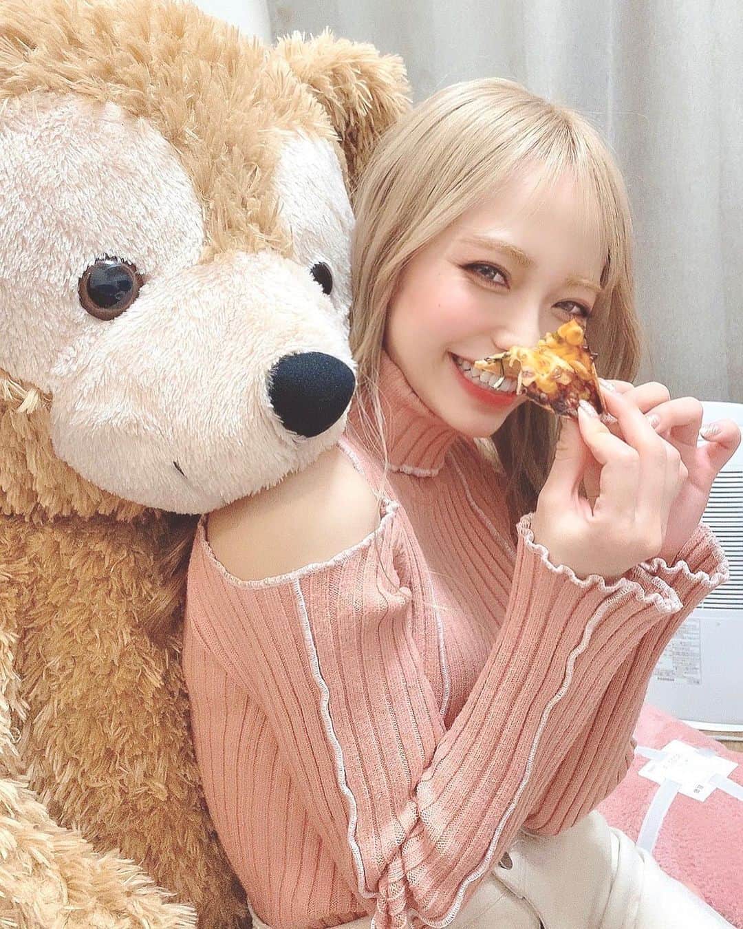 前川琳菜（りなち）さんのインスタグラム写真 - (前川琳菜（りなち）Instagram)「✩‧₊˚ . . 今日で2020年もおしまい😌 (ストーリーに振り返り載せたからよかったら見てね🤍) . 去年の今頃はこんなに世の中が変わるなんて 思ってもなかったし、いつも通り来年も いろんな場所に行って当たり前にみんなに会って 沢山思い出作りたいなぁ〜なんて思ってたなぁ。 . 2月の下旬に足を怪我したのもあって その頃地元に帰ったんだけど、 本当丁度その後くらいからコロナが広まっていって 当たり前だと思ってた事がどんどん 当たり前じゃなくなっていったんだよね。 このままどうなっていくんだろう。不安しかなかった。 . 今も尚感染者は増えてるし、 終息する事はもうないのかもしれないけど 時代の移り変わり、今までの当たり前が 変わって新しい時代になっていく。 オンラインで繋がれる時代、会えなくてもこうして SNSでみんなと話せる時代に感謝だなぁって凄く思う。 . 悪いことばかりじゃなくていい事も沢山あった2020年。 お家にずっと引きこもってたおかげで ずっと好きだった事、今の自分が本当に やりたい事が見つけられた！！！ お店をオープンできたのも本当に嬉しかったなぁ🥰 . 絶対またいつかみんなに会える事を願って みんなで頑張っていこうね！支え合って生きていこうね。 2020年沢山お世話になりました🙇‍♀️✨ 2021年も皆様にとって素敵な1年になりますように！ 良いお年を〜☺️👋 . . #2020 #2020年 #お世話になりました #来年もよろしくお願いします」12月31日 19時53分 - rina__maekawa
