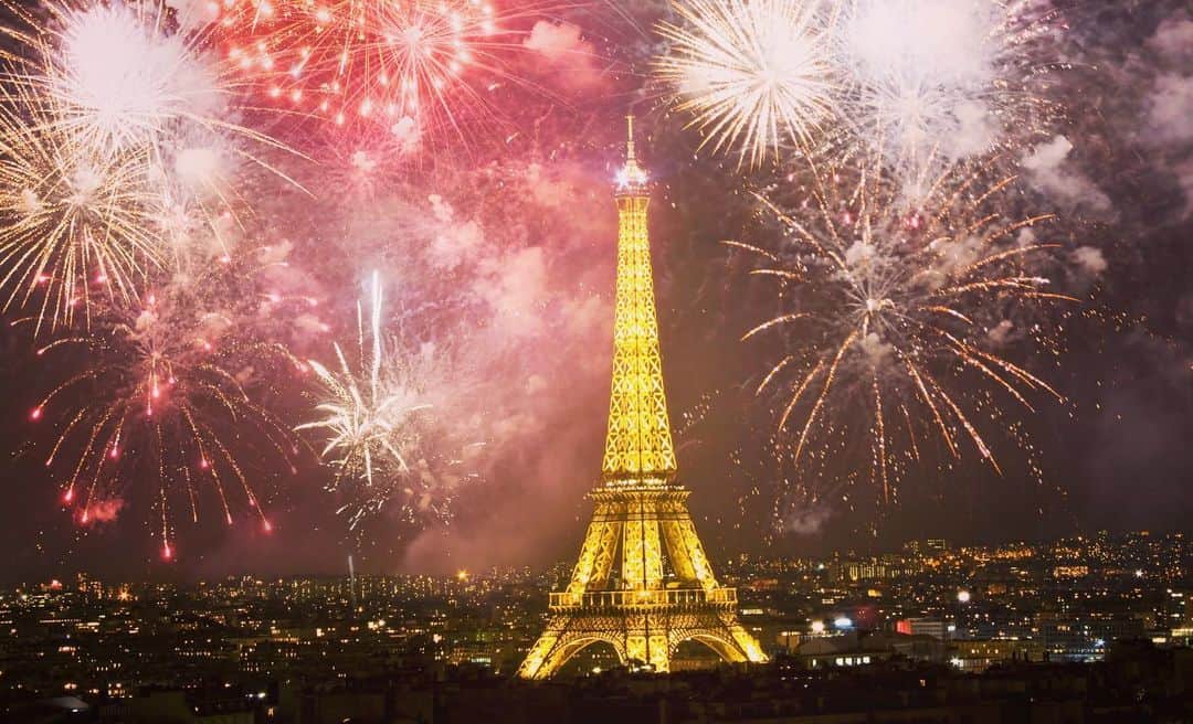 イネスエマレシャルのインスタグラム：「Happy New Year ♥️✨ May this year bring you happines, love, peace & success 💫  #inesermarechal #paris #france #newyear #happynewyear #love」
