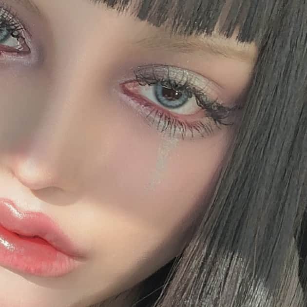 のインスタグラム：「𝐋𝐚𝐬𝐭 𝐦𝐚𝐤𝐞𝐮𝐩 𝐨𝐟 𝐭𝐡𝐞 𝟐𝟎𝟐𝟎👁 ・ ・ ・ 今日の私です 今年は大変な世の中だったけど その中で自分とも向き合える時間ができて身の回りの整理もできたのでマイナスな一年ではなかったと思う。 新しい素敵な出会いも沢山あった🕊 2021年もよろしくお願い致します🍷」