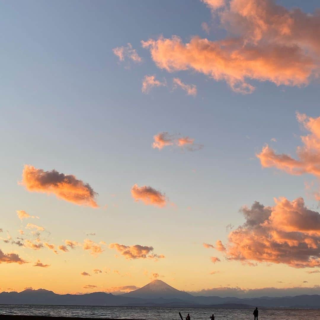 板谷由夏 さんのインスタグラム写真 - (板谷由夏 Instagram)「夕焼けの素晴らしさを堪能した 大晦日でした こんな風景を見た時に 見せたい、と思う大好きな人たちが わたしの　周りには居てくれる 感謝を忘れず新しい年に向かいます 良いお年をお迎えください！ 2021、がんばりましょう！」12月31日 19時58分 - yukaitaya