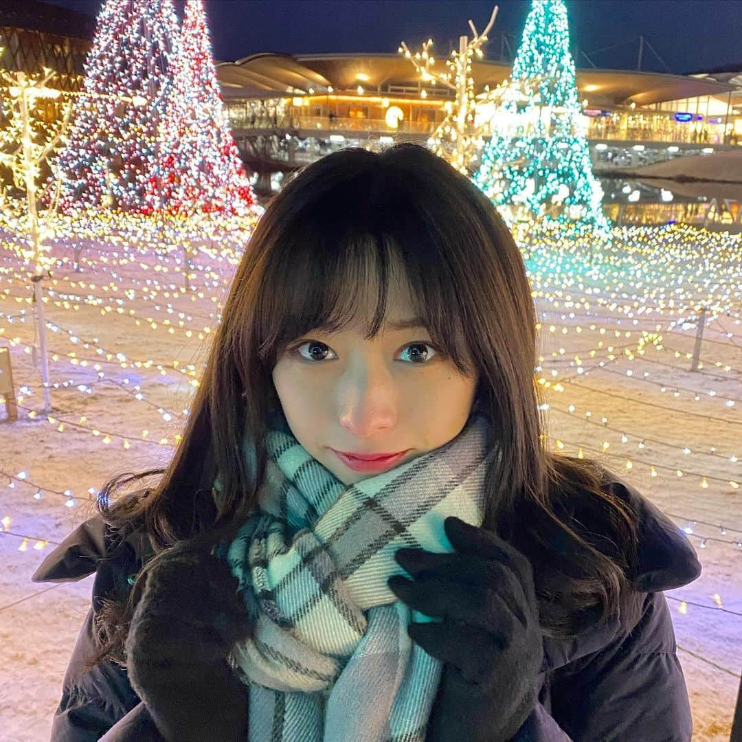 依田奈波さんのインスタグラム写真 - (依田奈波Instagram)「今年も1年、お疲れ様でした！﻿ ﻿ 2020年は「挑戦する年」と決めてから1年が経ちました﻿ いろんなことに挑戦して、そこで自分がどう成長できたかが一番大切だったんだなと気付かされた年でした😌﻿ ﻿ みなさん来年もよろしくお願いします﻿ 良いお年をお過ごしください✨﻿ ﻿ #2020年 #ありがとう ﻿ #寒くて鼻真っ赤﻿ ﻿ ここから先は長くなるので暇な人は﻿ よかったら読んでください😊﻿ _____________________﻿ ﻿ 今年の思い出を振り返るとやっぱりミスコン活動が自分の中では大きかったんじゃないかなと思います。﻿ もともと誰かと競ったりするのが苦手な性格で、﻿ ミスコン中もそれでしんどかったときもありました。﻿ でも、そのなかで応援してくれている方のあたたかい言葉や優しさを沢山もらえて本当に幸せで、自分を鼓舞して頑張ることができました！﻿ 今までこんなに沢山の人に優しさをもらったことがなかったので本当に嬉しかったです。﻿ 自信がなかった自分を変えたい、そして応援してくれる人に喜んでもらいたい、恩返しがしたいという気持ちでした。﻿ 周りのミスのみんなが本当に努力家で、影響されて私も頑張らないと！とコスメや服にこだわったりと自分磨きもできました﻿ ﻿ 今年1年を通して、間違いなく自分に自信がついたと言えます。﻿ それはどんなときも応援してくださって、些細なことでも言葉にして伝えてくれたみなさんのおかげです。﻿ ﻿ 沢山の人との出会いと優しさに感謝しています。﻿ 最後まで読んでくださった方ありがとうございます！﻿ まだまだ未熟な私ですが、2021年もどうぞよろしくお願いします☺️💓﻿ ﻿ ______________________﻿ #軽井沢 #軽井沢アウトレット #もこもこ #よいお年を」12月31日 19時59分 - nanami_yoda