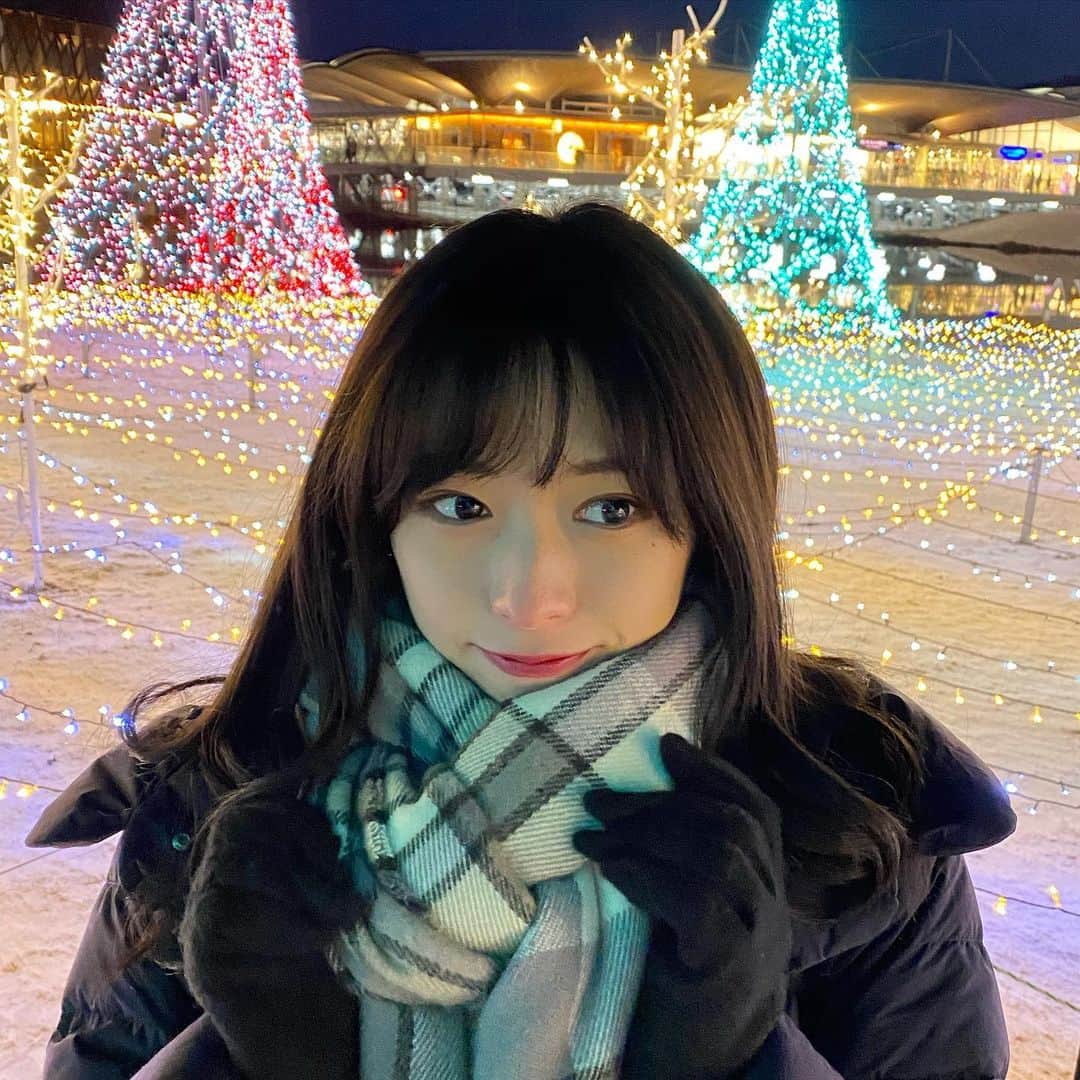 依田奈波さんのインスタグラム写真 - (依田奈波Instagram)「今年も1年、お疲れ様でした！﻿ ﻿ 2020年は「挑戦する年」と決めてから1年が経ちました﻿ いろんなことに挑戦して、そこで自分がどう成長できたかが一番大切だったんだなと気付かされた年でした😌﻿ ﻿ みなさん来年もよろしくお願いします﻿ 良いお年をお過ごしください✨﻿ ﻿ #2020年 #ありがとう ﻿ #寒くて鼻真っ赤﻿ ﻿ ここから先は長くなるので暇な人は﻿ よかったら読んでください😊﻿ _____________________﻿ ﻿ 今年の思い出を振り返るとやっぱりミスコン活動が自分の中では大きかったんじゃないかなと思います。﻿ もともと誰かと競ったりするのが苦手な性格で、﻿ ミスコン中もそれでしんどかったときもありました。﻿ でも、そのなかで応援してくれている方のあたたかい言葉や優しさを沢山もらえて本当に幸せで、自分を鼓舞して頑張ることができました！﻿ 今までこんなに沢山の人に優しさをもらったことがなかったので本当に嬉しかったです。﻿ 自信がなかった自分を変えたい、そして応援してくれる人に喜んでもらいたい、恩返しがしたいという気持ちでした。﻿ 周りのミスのみんなが本当に努力家で、影響されて私も頑張らないと！とコスメや服にこだわったりと自分磨きもできました﻿ ﻿ 今年1年を通して、間違いなく自分に自信がついたと言えます。﻿ それはどんなときも応援してくださって、些細なことでも言葉にして伝えてくれたみなさんのおかげです。﻿ ﻿ 沢山の人との出会いと優しさに感謝しています。﻿ 最後まで読んでくださった方ありがとうございます！﻿ まだまだ未熟な私ですが、2021年もどうぞよろしくお願いします☺️💓﻿ ﻿ ______________________﻿ #軽井沢 #軽井沢アウトレット #もこもこ #よいお年を」12月31日 19時59分 - nanami_yoda