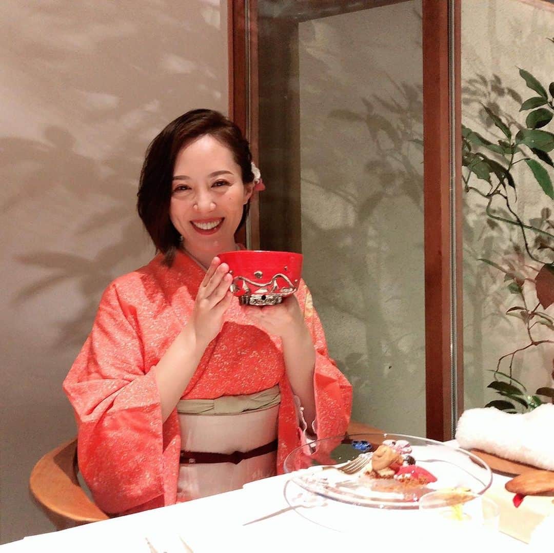 ありさ・あげまんクリエイターのインスタグラム：「今年もお世話になりました☺️✨  2020年は新たな出会いや気付きが多く、人として、母として、女として、経営する身として、本当に沢山の方々から学びをいただいた年でもありました😌  今年の振り返りはstand.fmのラジオ配信で話したので、よかったら聴いてみてください❤️  来年は新たなサービスも始めるため、準備をしております✨  2021年もよろしくお願いいたします❤️  #着物 #着物女子 #フレンチ #京都グルメ #祇園 #今年もありがとうございました #大晦日 #ラブ子さん」