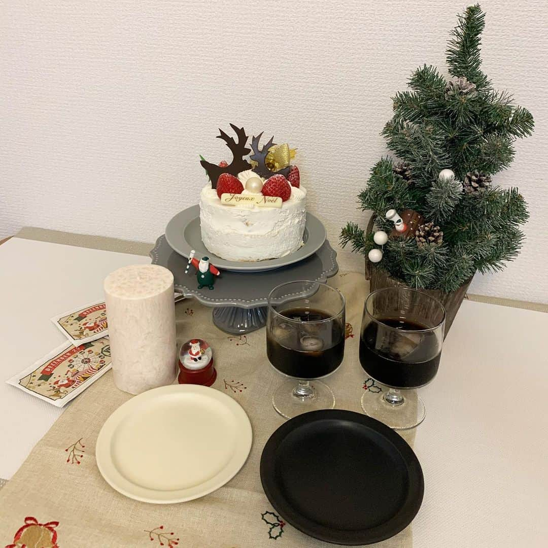 yamadaのインスタグラム：「#今年のことは今年のうちに  #christmas 山本ゆりさんのチキン🎄」