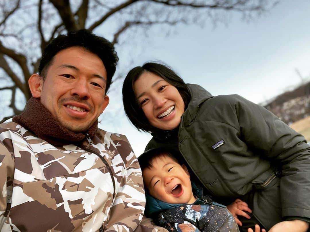 村田毅のインスタグラム：「2020年いろいろありましたが、家族の笑顔に救われました🎵 . 2021年もどんな1年になるかわからないけど、たくさん笑って過ごしていきたいと思います😆 . #笑顔は世界を救う #LaughAndPeace ✌️」