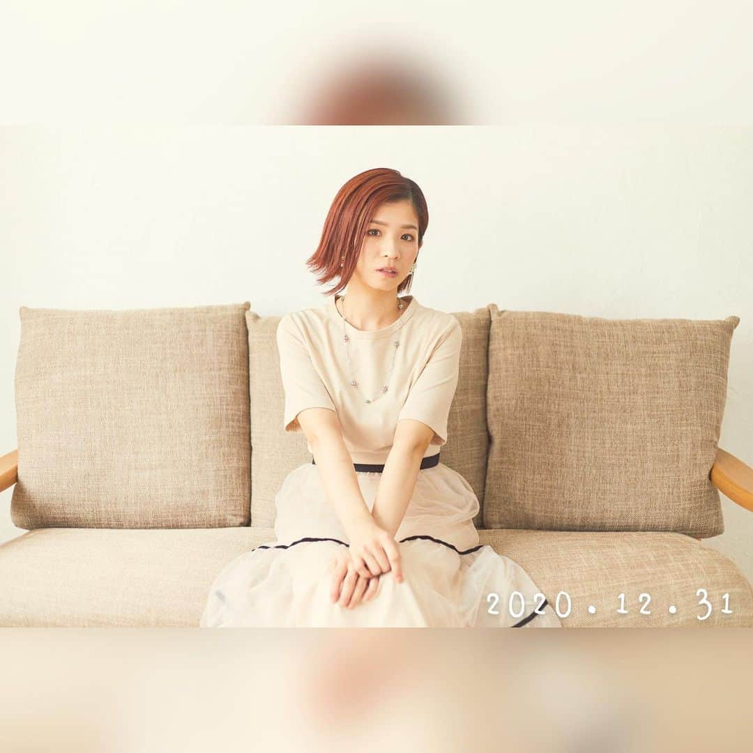 巴山萌菜さんのインスタグラム写真 - (巴山萌菜Instagram)「配信でも繋がっていられる、繋がりを広げていけると実感した2020年。今年を漢字一文字で表すとしたら『生』です。皆さんに会えるから..ひとりでも聴いてくれる方が待っててくれるから..日々歌い生きてこられました。ご挨拶出来なかった皆さんもいらっしゃいましたが、繋がって(いて)くれてありがとう*°   #巴山萌菜 #2020年12月31日」12月31日 20時06分 - mona_tomoyama